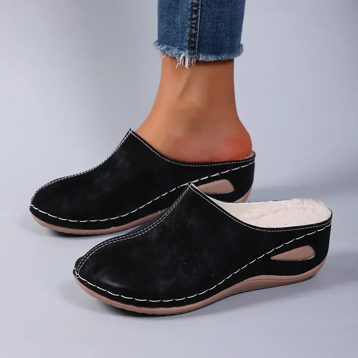 Inneslippers i svart farge med mykt foer