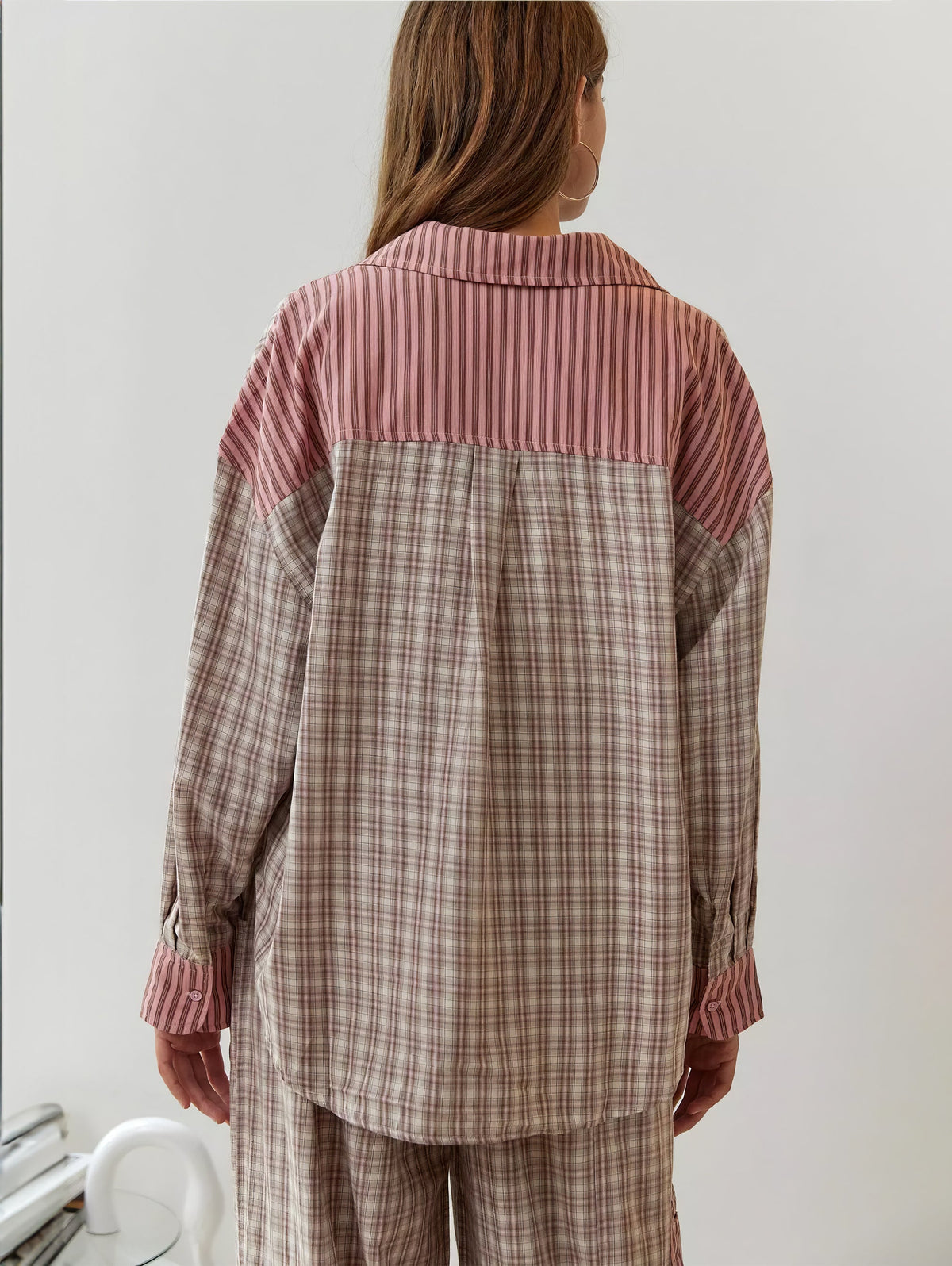 Todelt pyjamasett dame – nærbilde av stoff og kvalitet