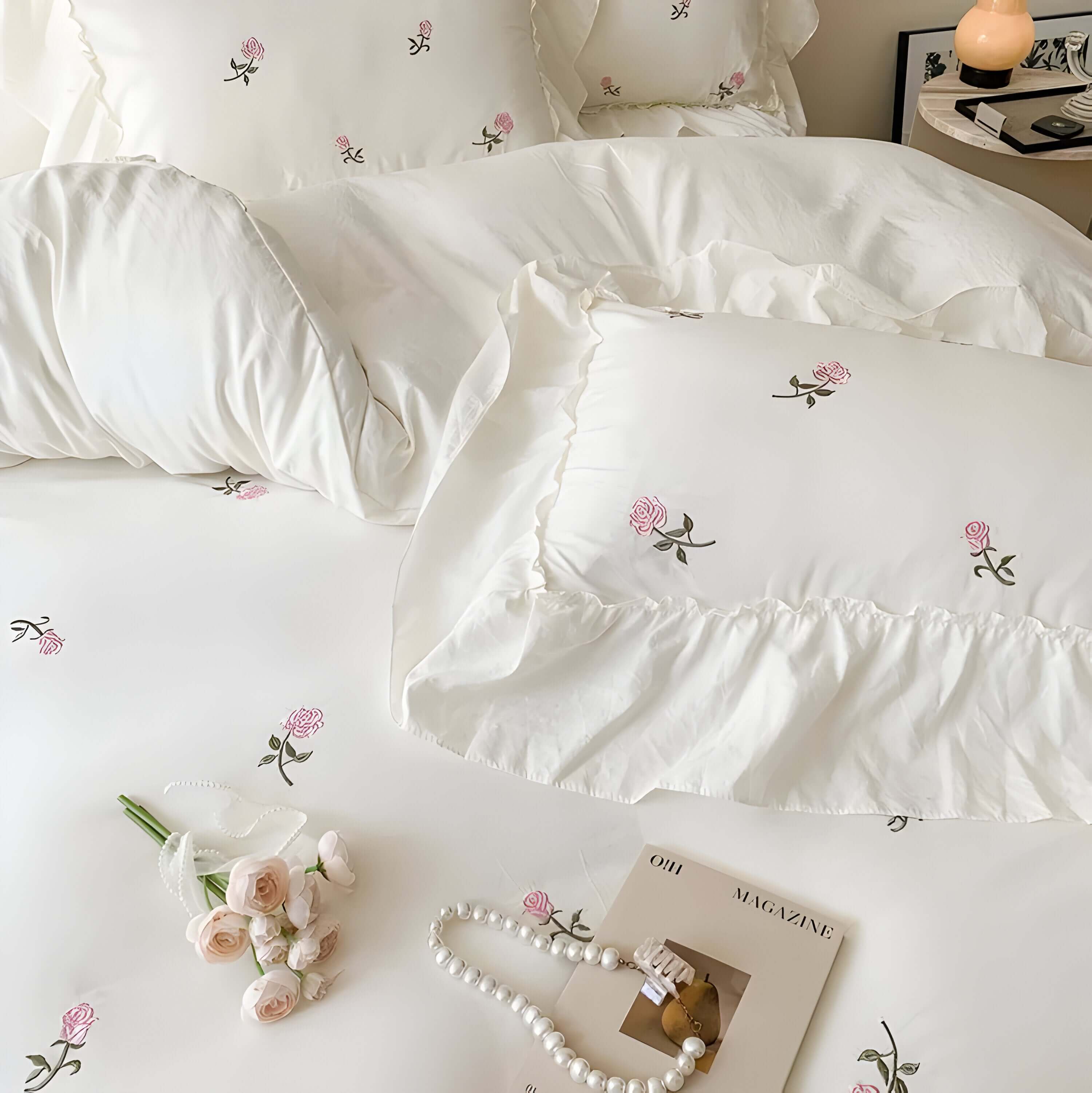 Rosabelle – Dynetrekksett med Brodert Rose (3 Deler)