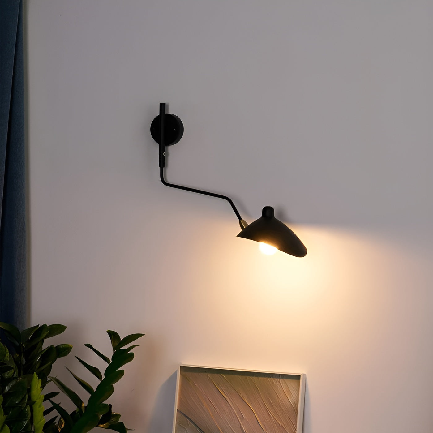 Vegglampe med Svingarm – Elegant og Tidløs | Perfekt for Soverom og Hjemmekontor