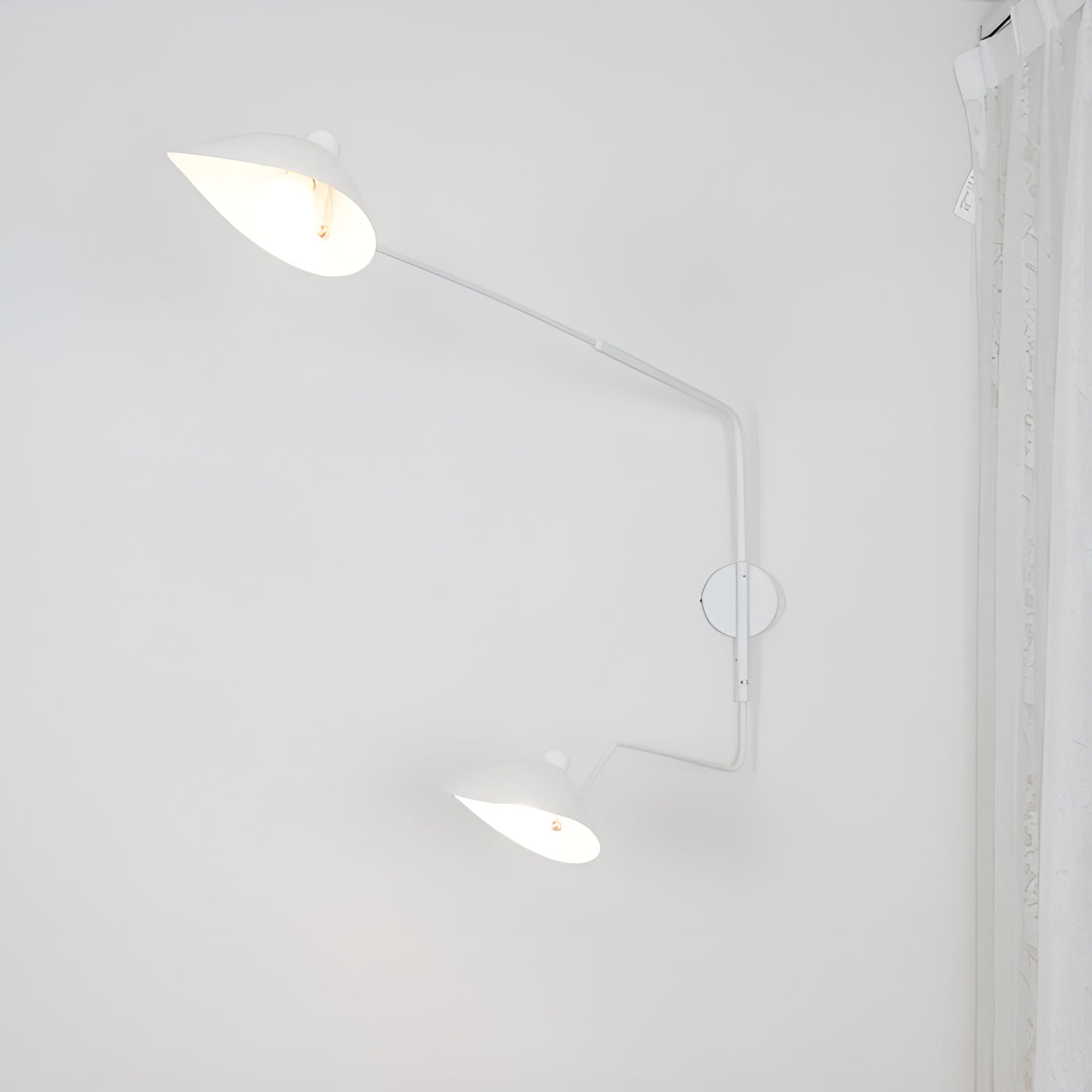 Vegglampe med Svingarm – Elegant og Tidløs | Perfekt for Soverom og Hjemmekontor