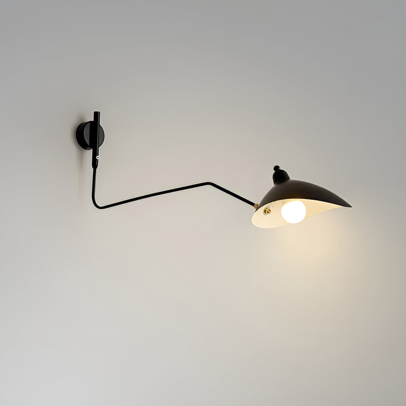 Vegglampe med Svingarm – Elegant og Tidløs | Perfekt for Soverom og Hjemmekontor