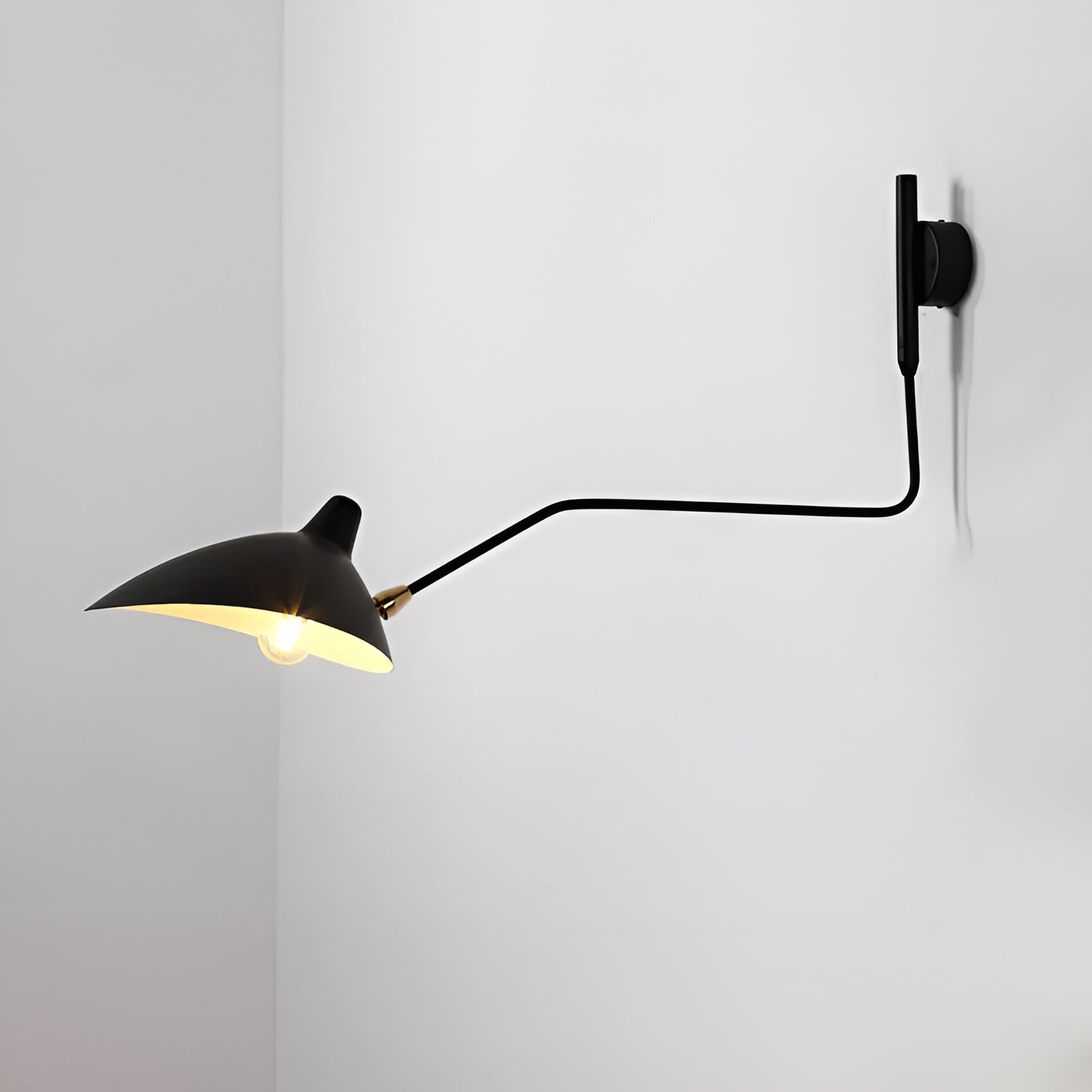 Vegglampe med Svingarm – Elegant og Tidløs | Perfekt for Soverom og Hjemmekontor