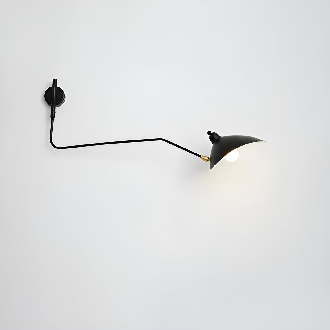 Vegglampe med Svingarm – Elegant og Tidløs | Perfekt for Soverom og Hjemmekontor