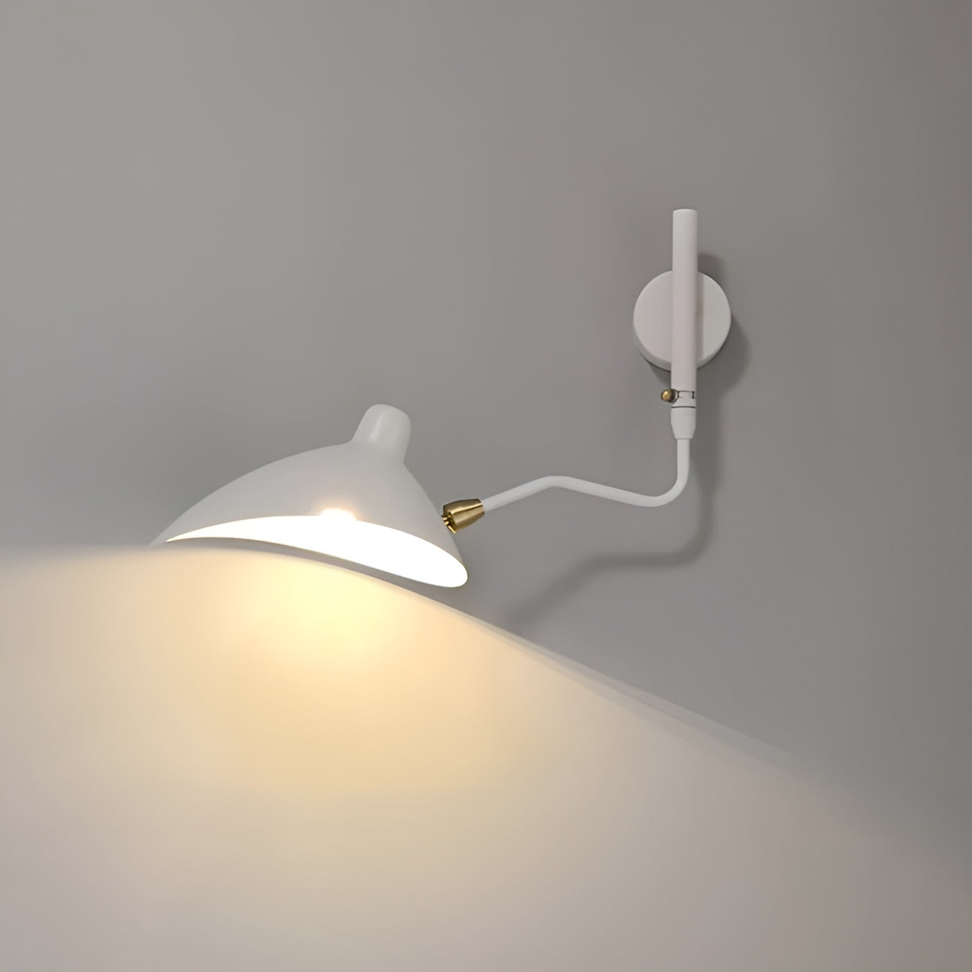 Vegglampe med Svingarm – Elegant og Tidløs | Perfekt for Soverom og Hjemmekontor