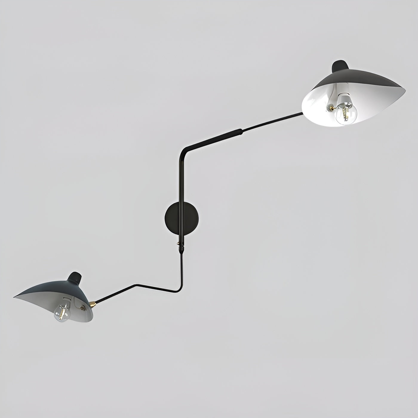 Vegglampe med Svingarm – Elegant og Tidløs | Perfekt for Soverom og Hjemmekontor