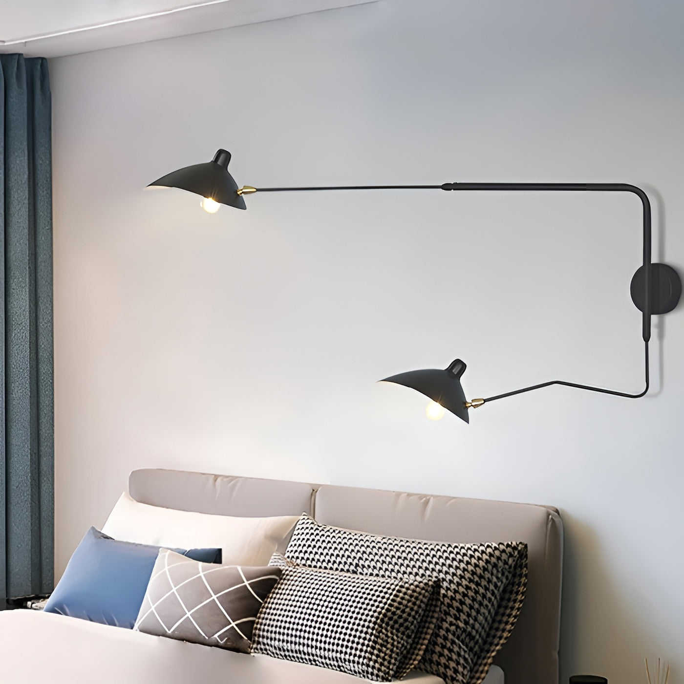 Vegglampe med Svingarm – Elegant og Tidløs | Perfekt for Soverom og Hjemmekontor