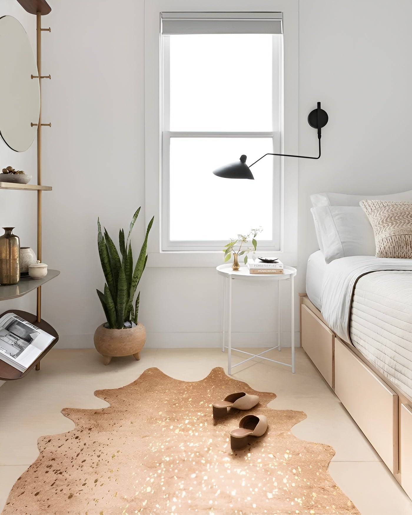 Vegglampe med Svingarm – Elegant og Tidløs | Perfekt for Soverom og Hjemmekontor