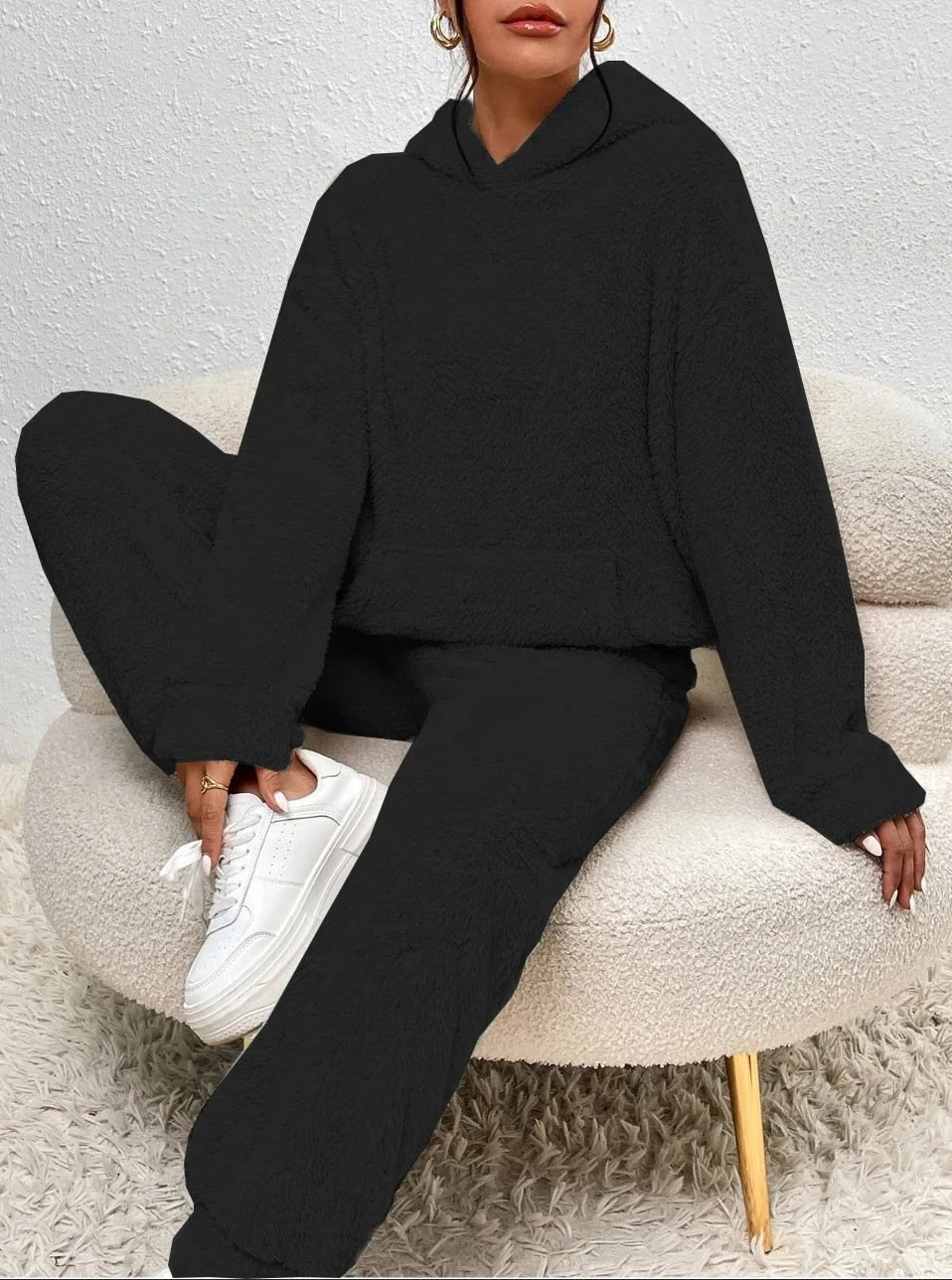 Hvit teddydress med hette på modell – vinterkomfort