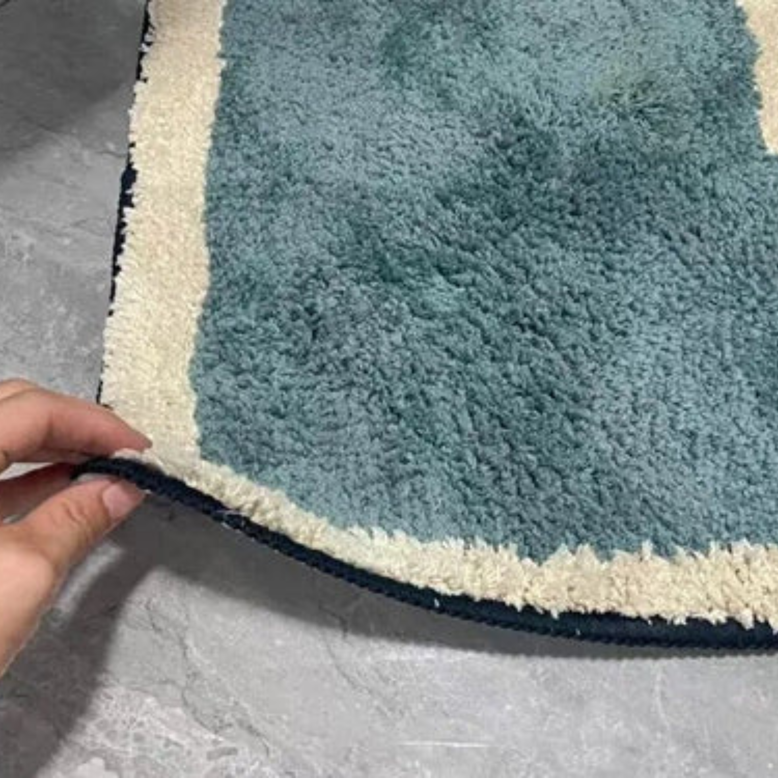 Luksuriøs Håndlaget Badematte – Abstrakt Design For Stilfulle Baderom