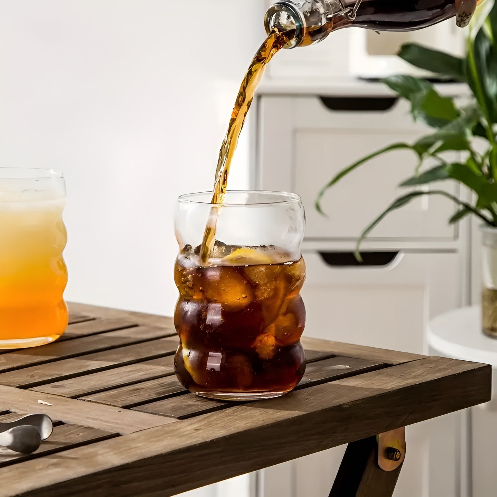 Glass med Sugerør – 2stk Bølget Design og Stilrent Utseende | 450 ml Perfekt for Iste, Matcha og Juice