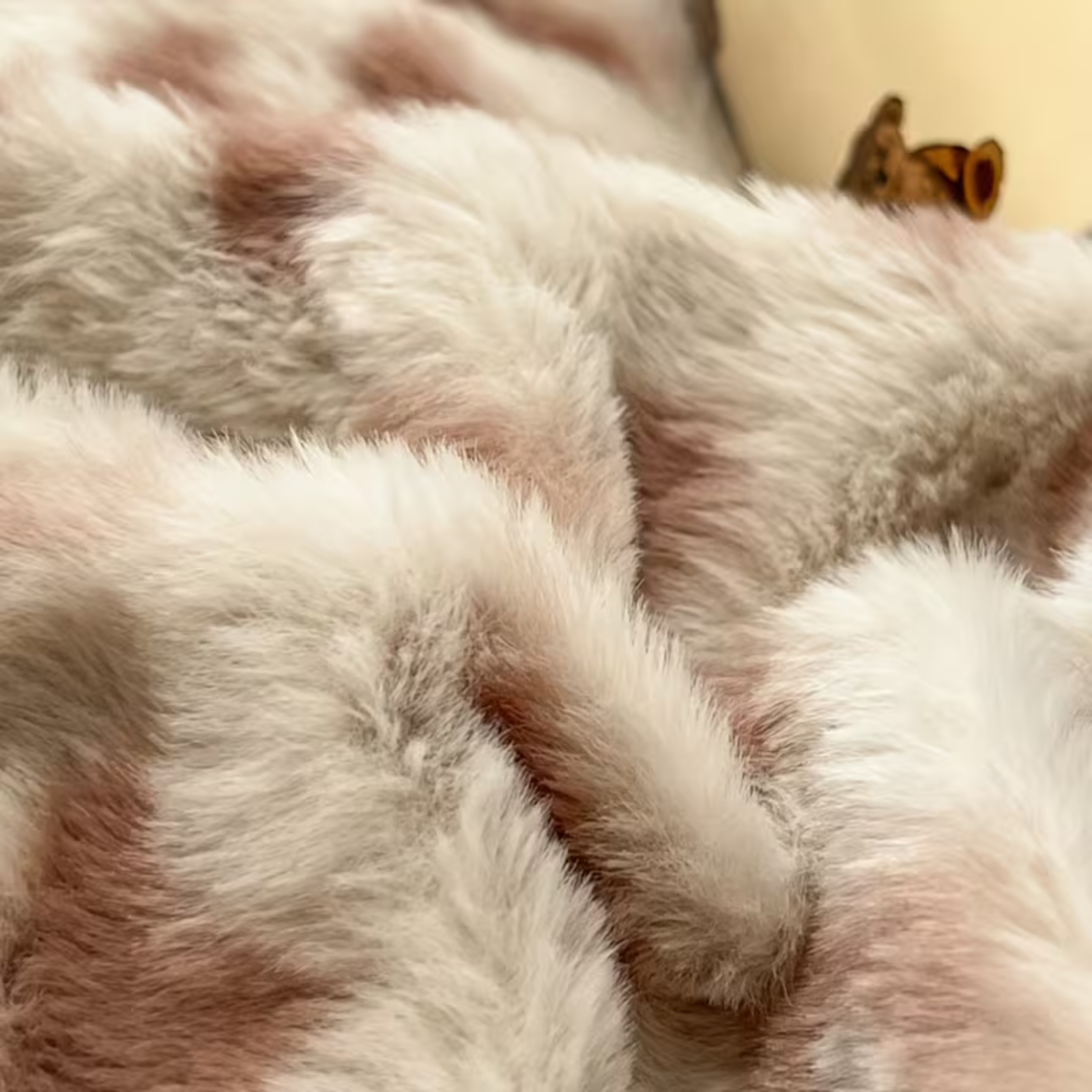 Sengetøysett i Kunstkaninpels (4-delt) – Ekstra Mykt og Varmt | Koselig Design med Leopardpreg