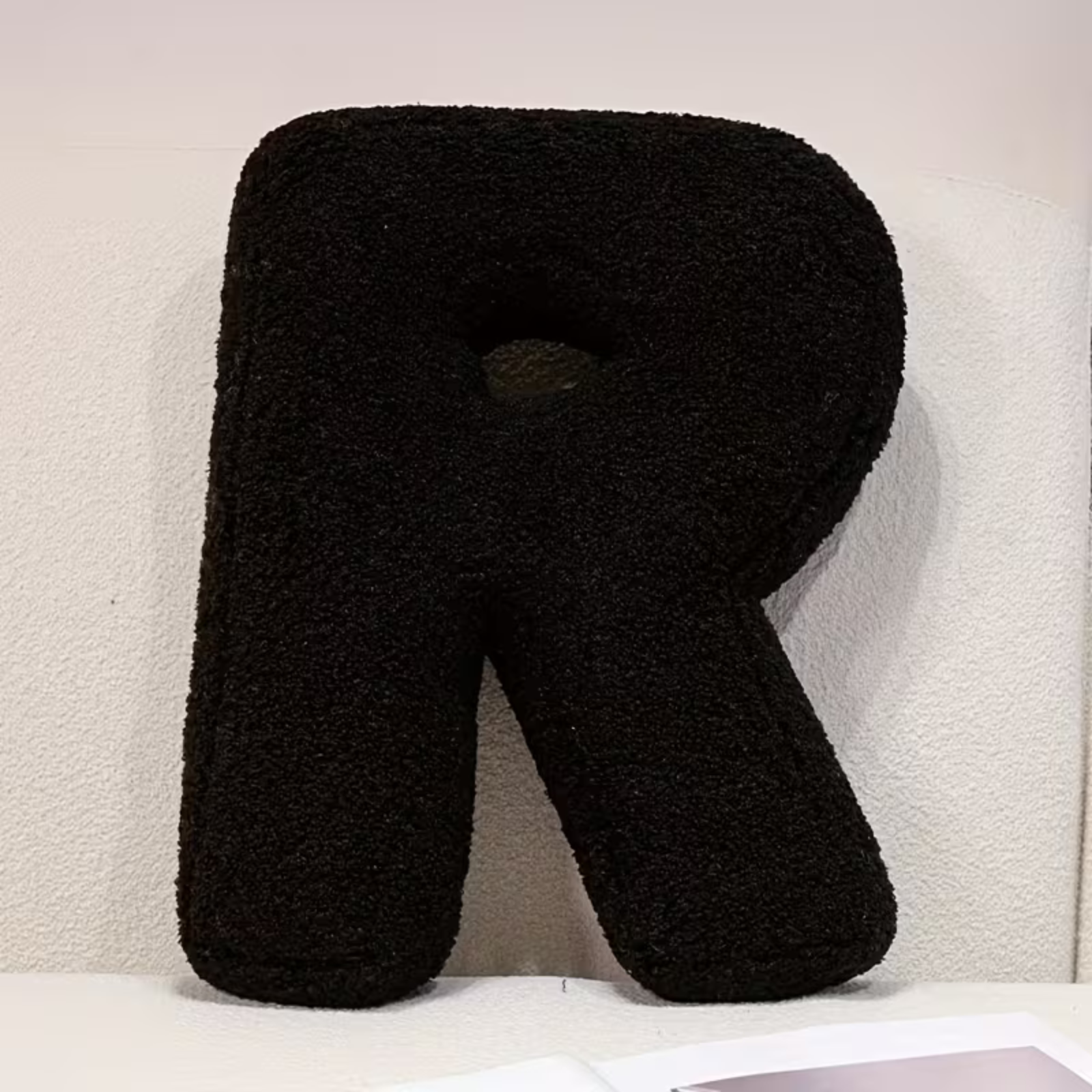 Pyntepute med Sorte Bokstaver – Myk og Fritt Kombinerbar | Dekorativ for Sofa og Seng