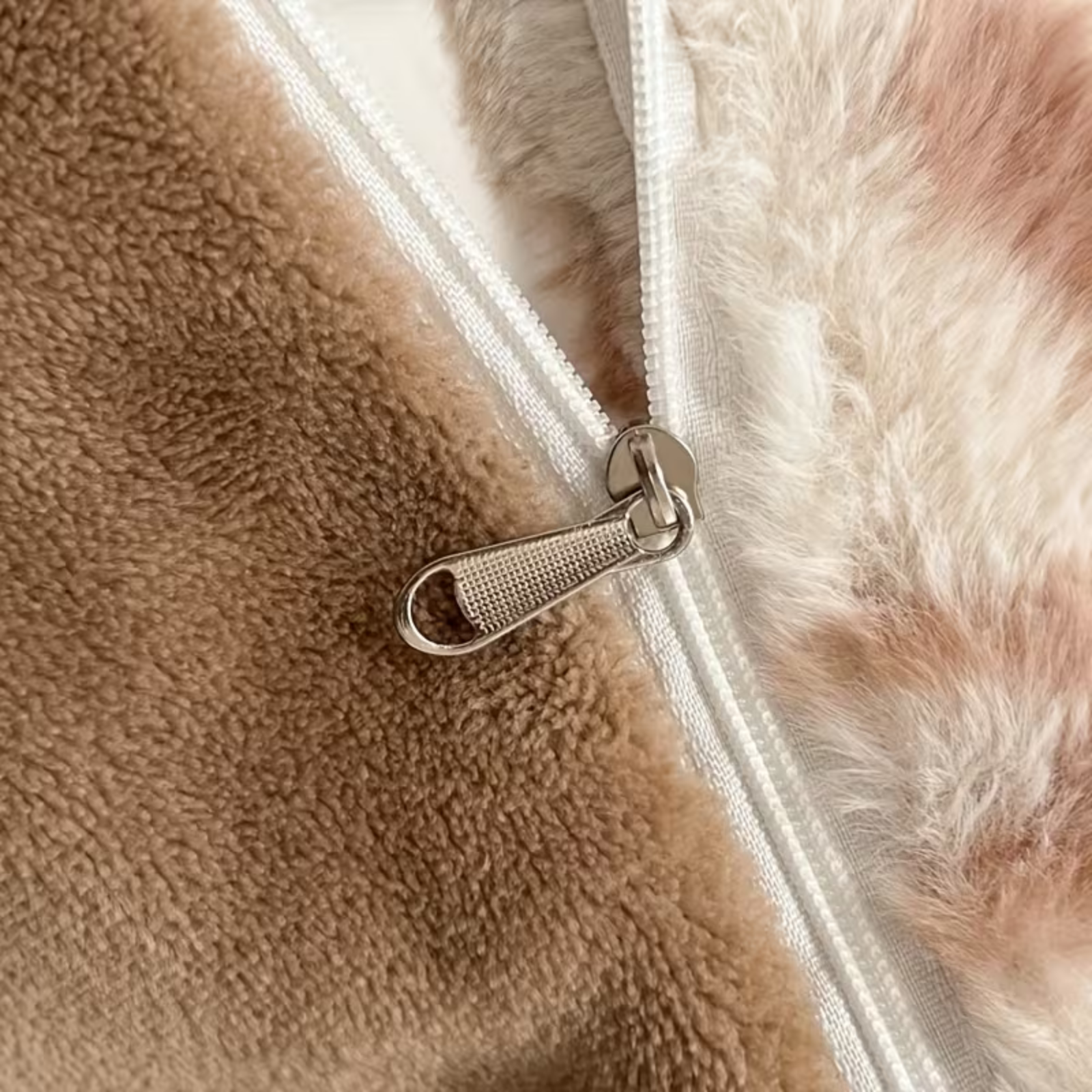 Sengetøysett i Kunstkaninpels (4-delt) – Ekstra Mykt og Varmt | Koselig Design med Leopardpreg