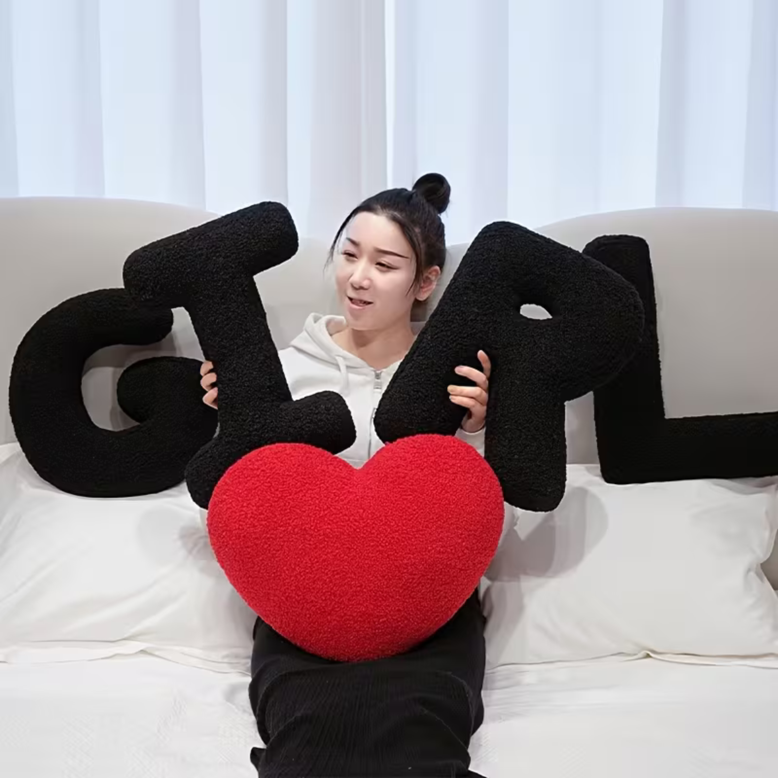 Pyntepute med Sorte Bokstaver – Myk og Fritt Kombinerbar | Dekorativ for Sofa og Seng