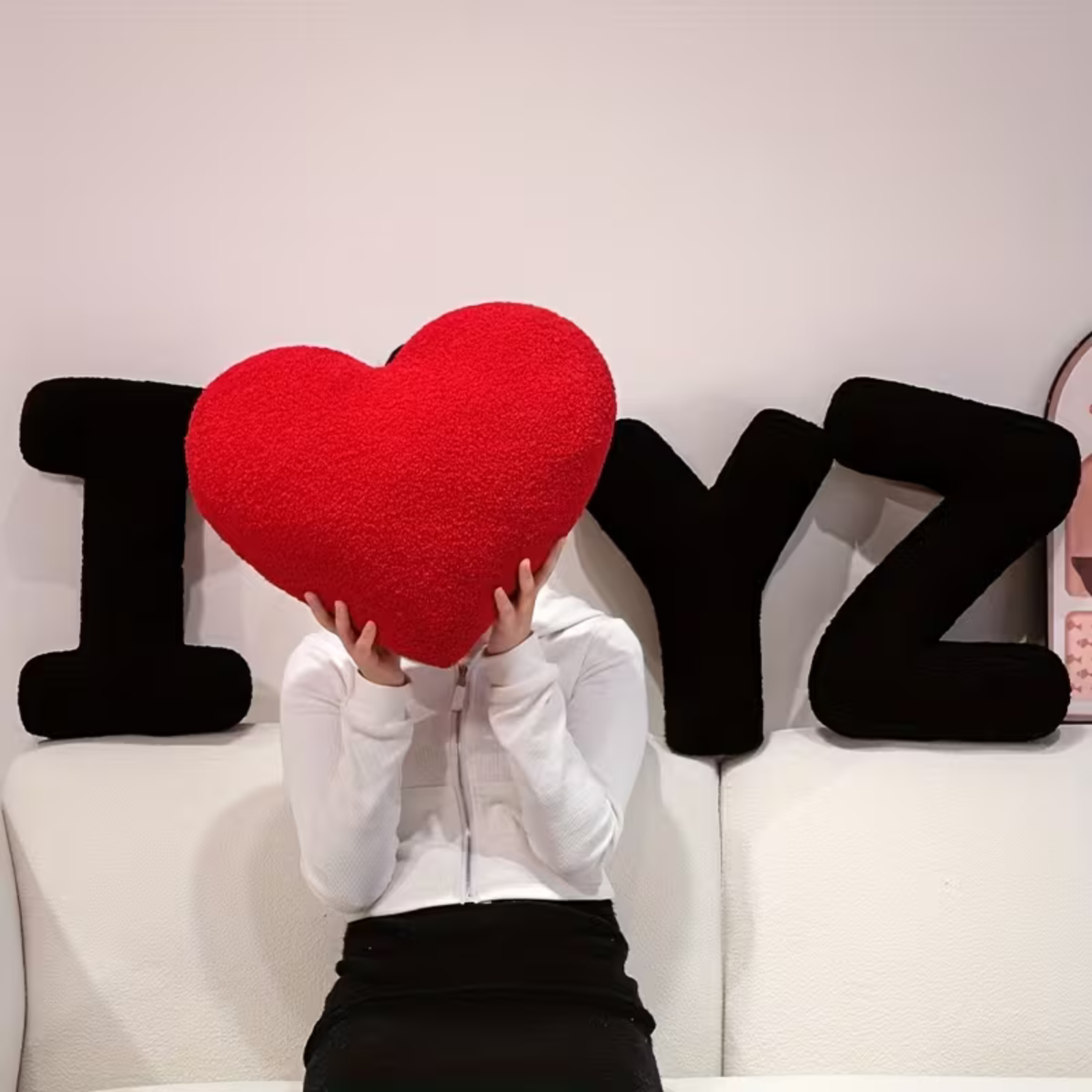 Pyntepute med Sorte Bokstaver – Myk og Fritt Kombinerbar | Dekorativ for Sofa og Seng