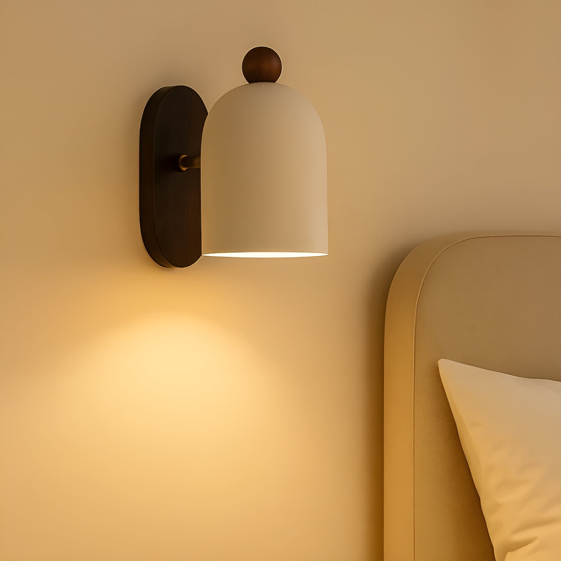 Vegglampe i Valnøttre – Varmt og Naturlig Lys | Perfekt for Stue og Gang
