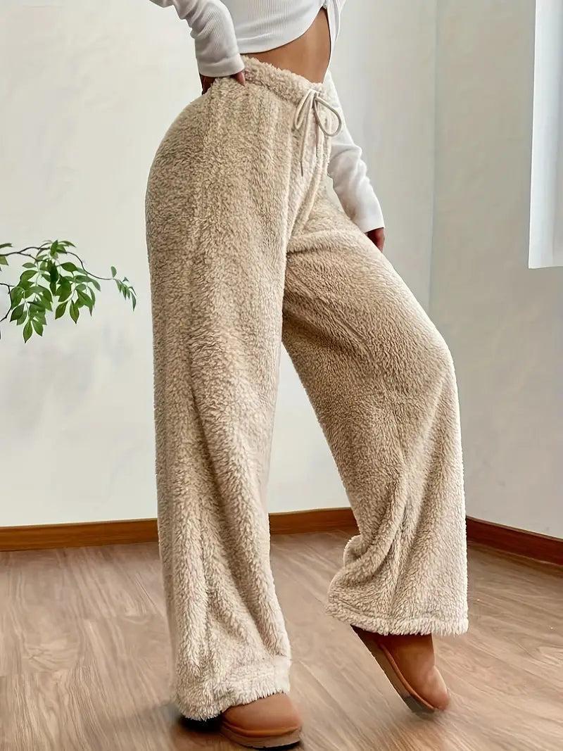 Myk teddy sherpa-bukse for dame i beige farge, sett forfra