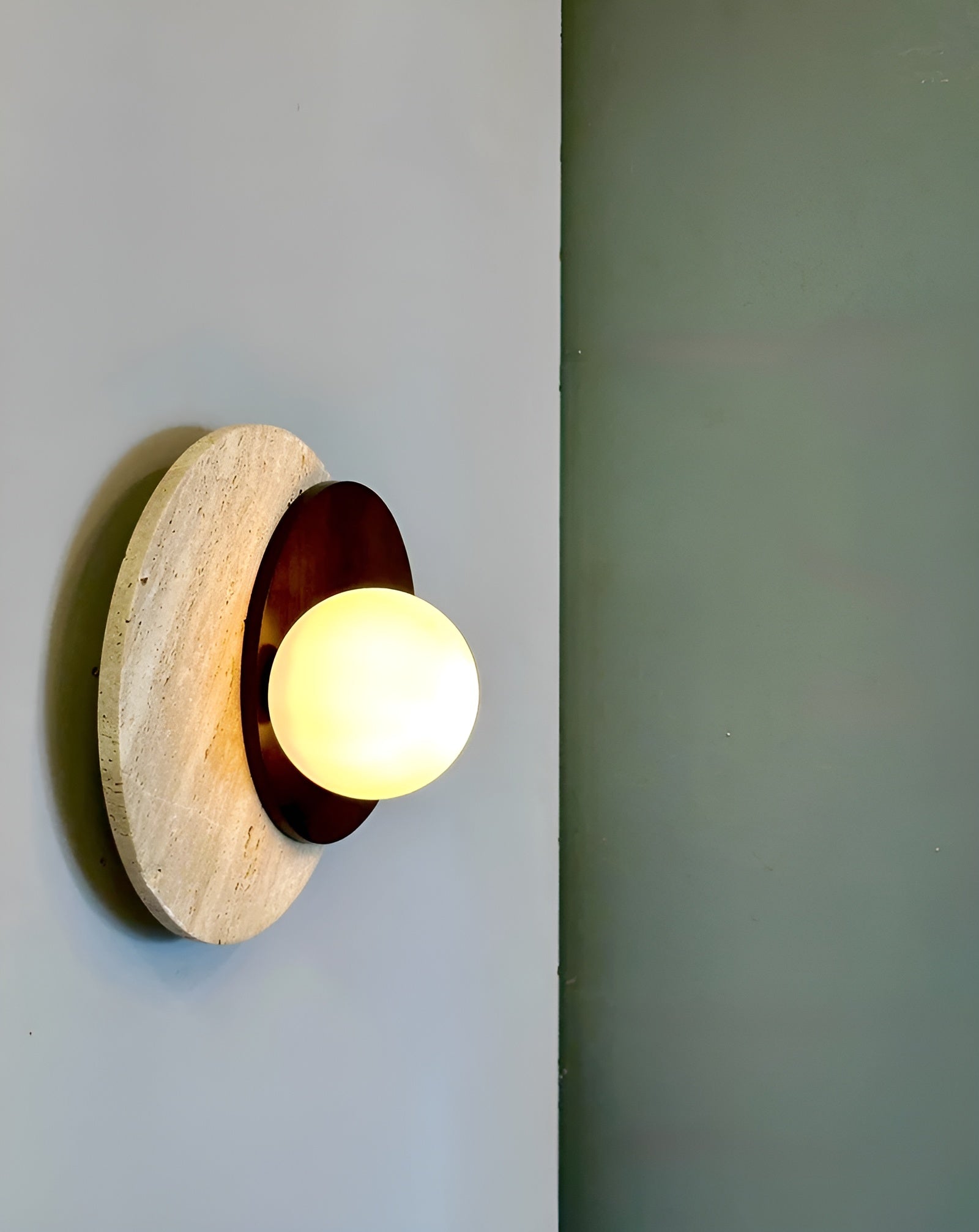 Vegglampe med Travertinplate – Luksuriøst Design og Mykt Lys | Perfekt for Stue og Soverom