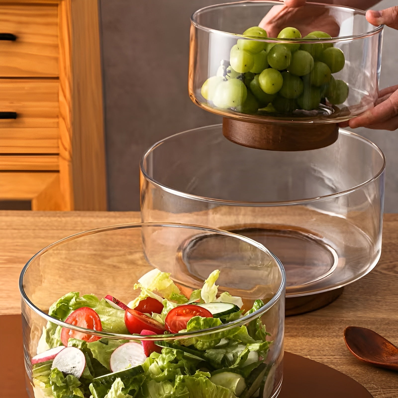 Glassbolle med trefot – Elegant og dekorativ | Perfekt til frukt snacks og salater - Serveringstallerkener