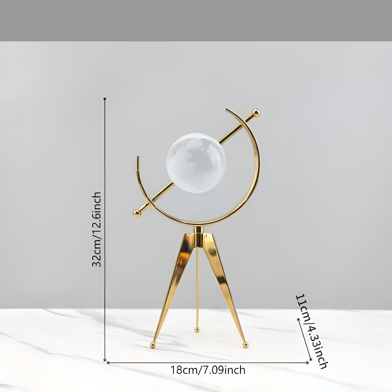Håndskåret Krystallkule – Elegant Dekorasjon Med Metallstativ | Stilig For Oppholds- Og Arbeidsrom