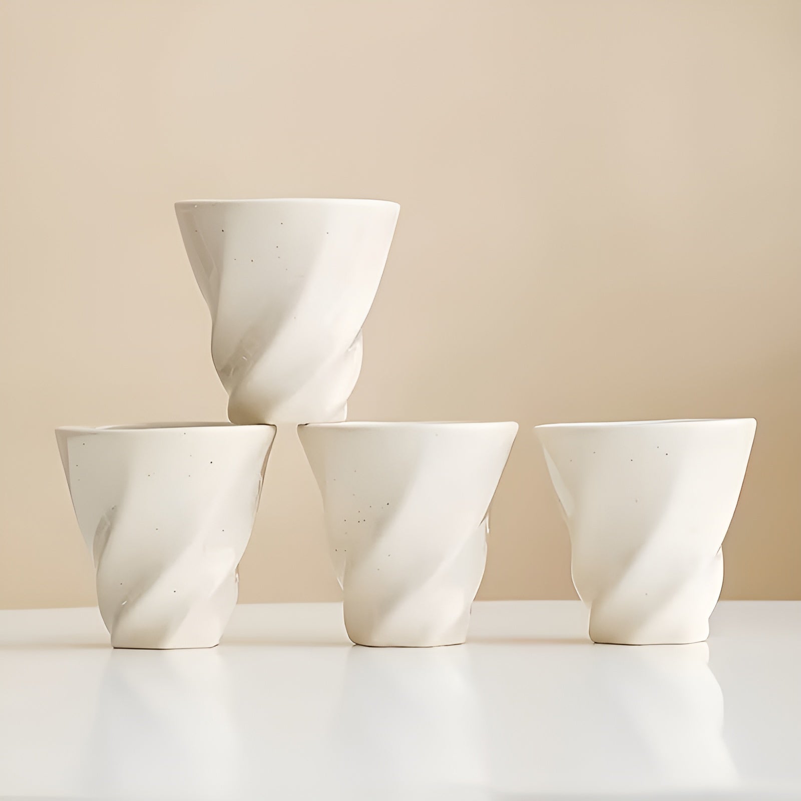 Sett Med 4 Keramiske Kopper I Rosa Og Kremhvit – Håndlagde Og Dekorative | Perfekte For Kjøkkenet Og Bordet