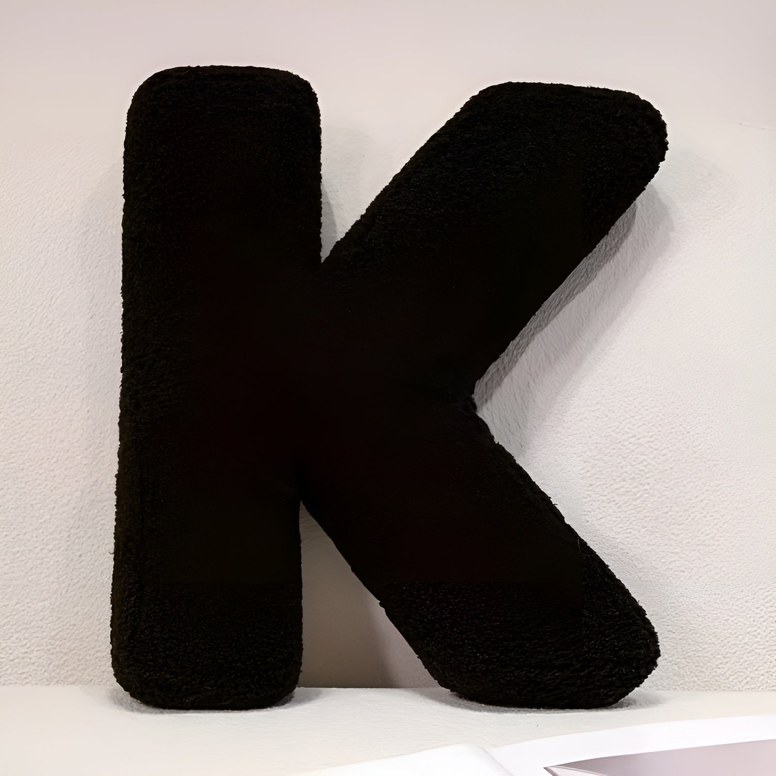 Pyntepute med Sorte Bokstaver – Myk og Fritt Kombinerbar | Dekorativ for Sofa og Seng