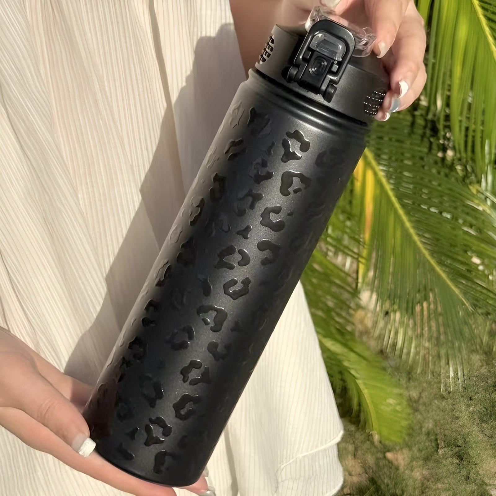 Vannflaske med Leopardmønster (750 ml) – Rustfritt Stål, Sugerørslokk | Reisekopp
