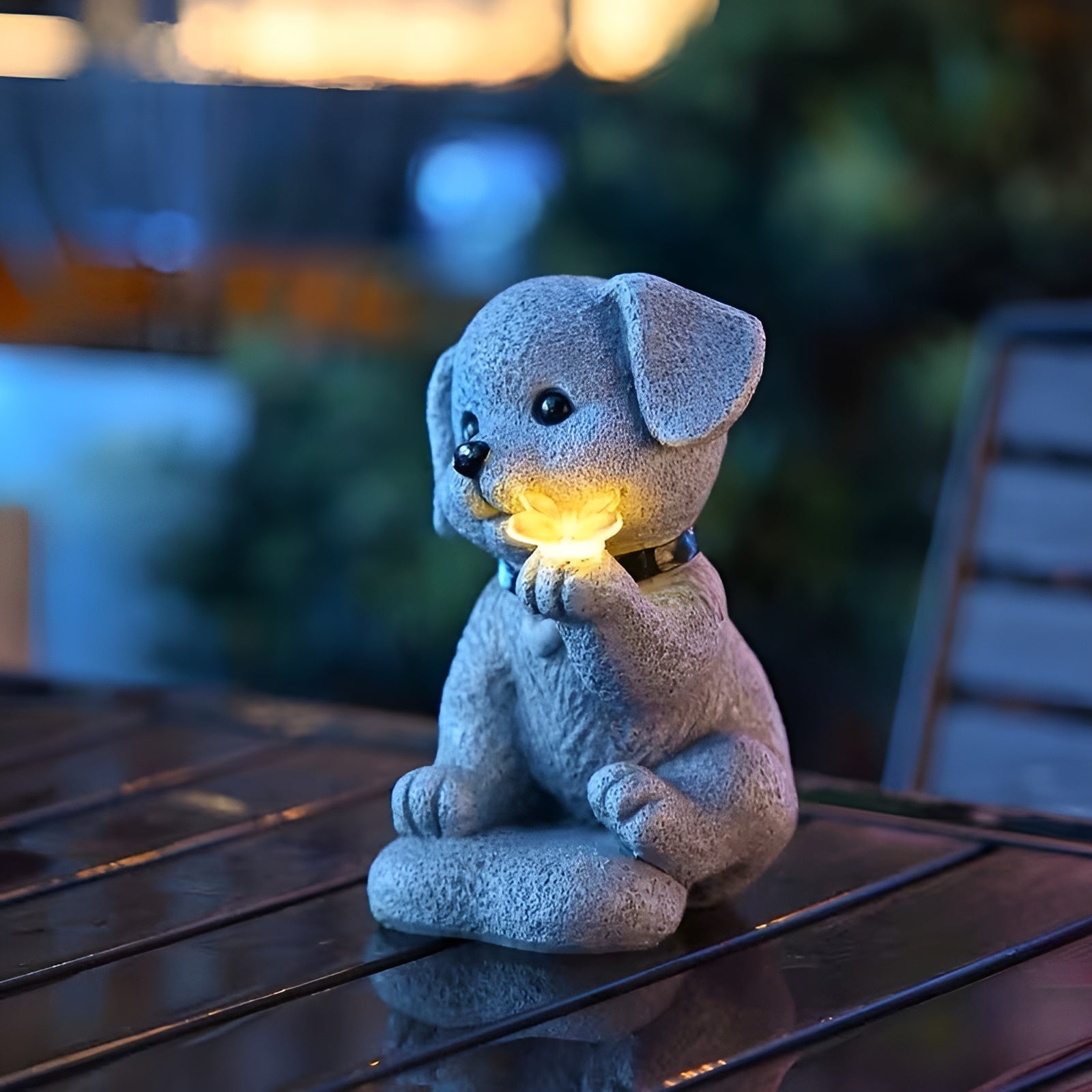 Solcelle Hundefigur med Sommerfugl – Dekorativ og Stemningsfull Hagebelysning | Værbestandig for Hage og Terrasse