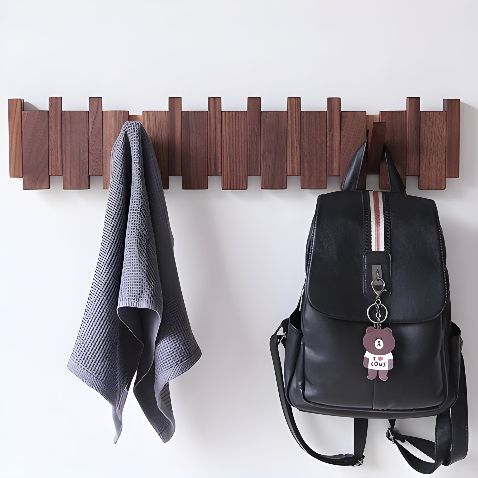 Luksuriøs Garderobe I Tre I Pianodesign – Håndlaget Garderobe For Veggmontering