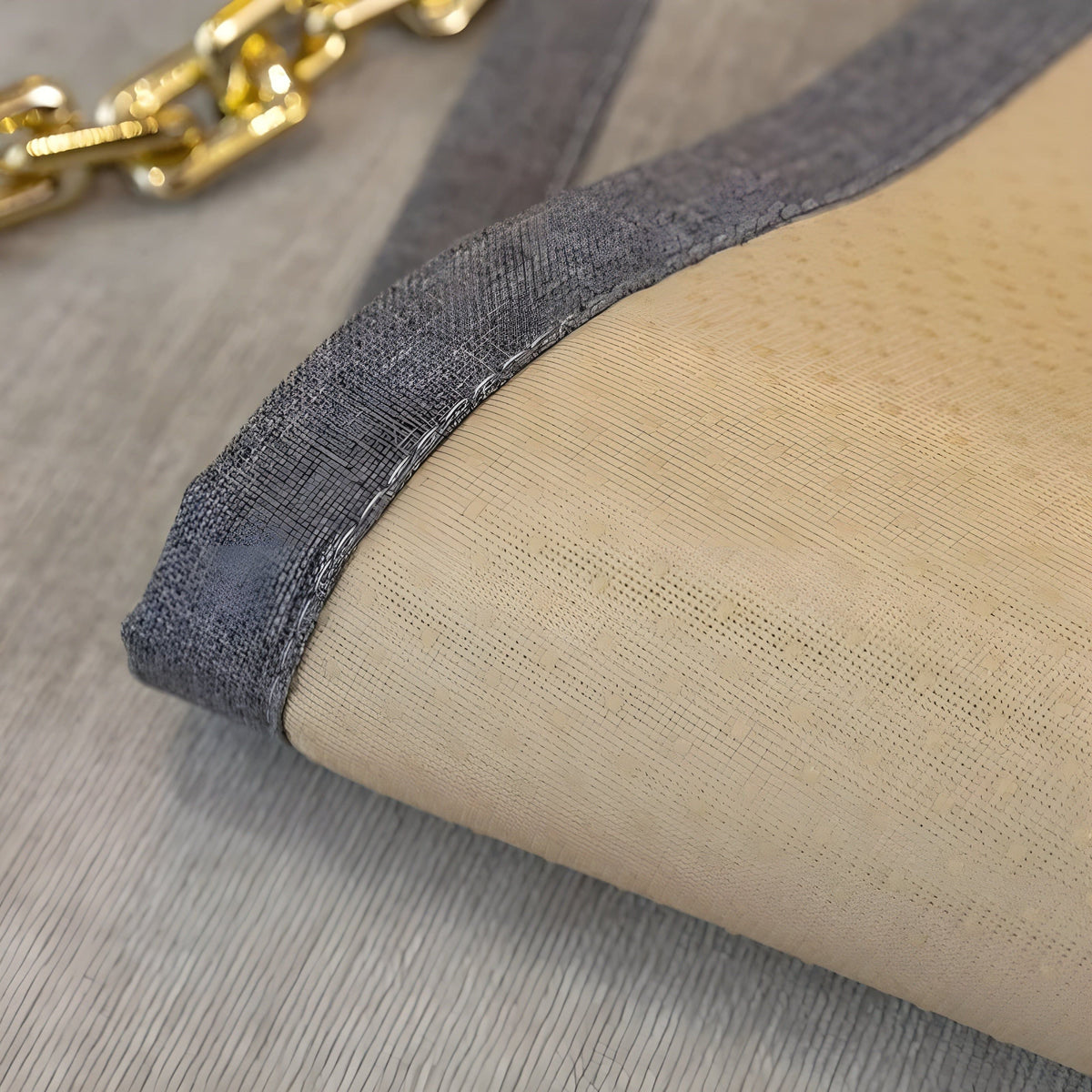 LuxeWrap sofatrekk i chenille på sofa – oversiktsbilde