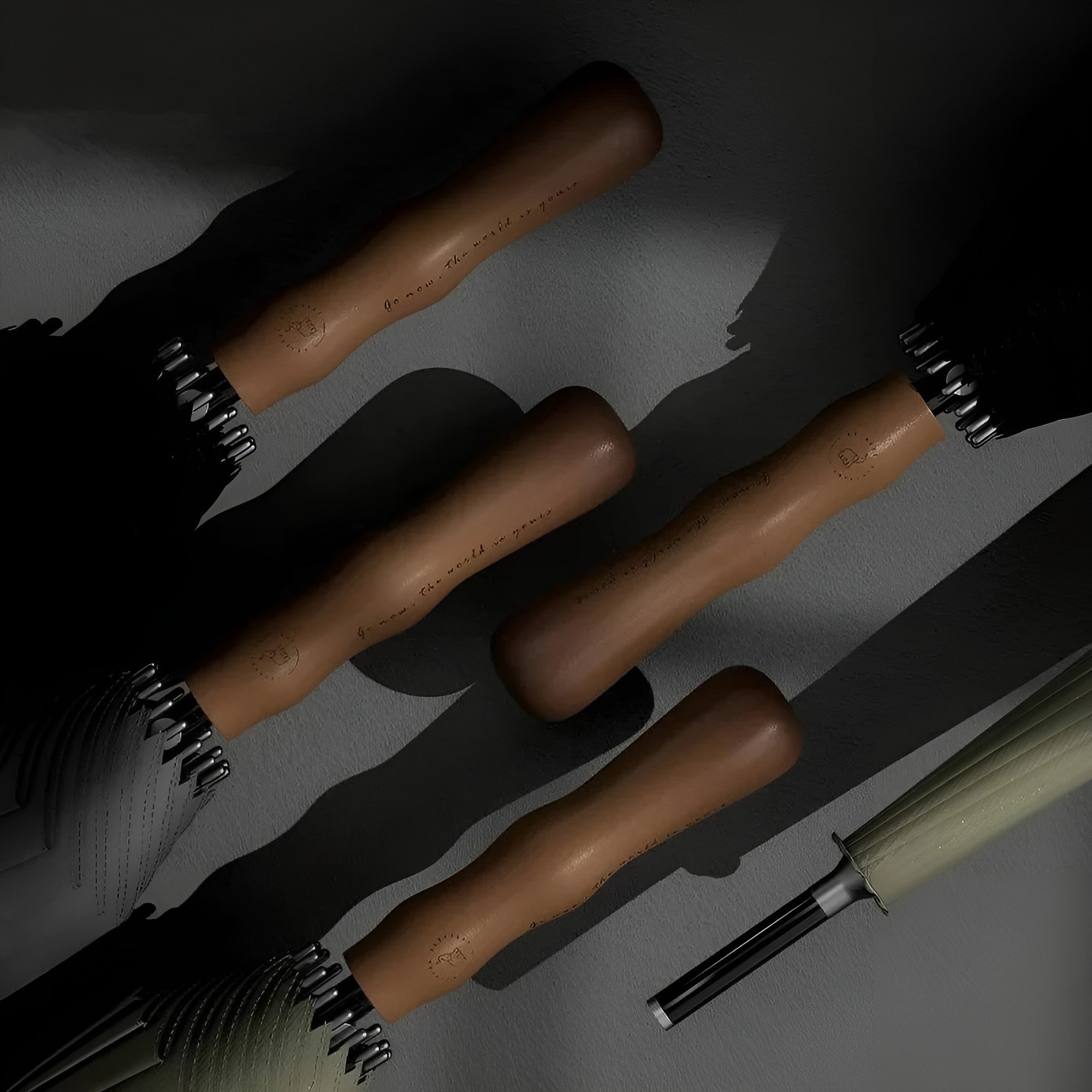 Stor Paraply – 16 Forsterkede Ribber, 120 cm | Trehåndtak