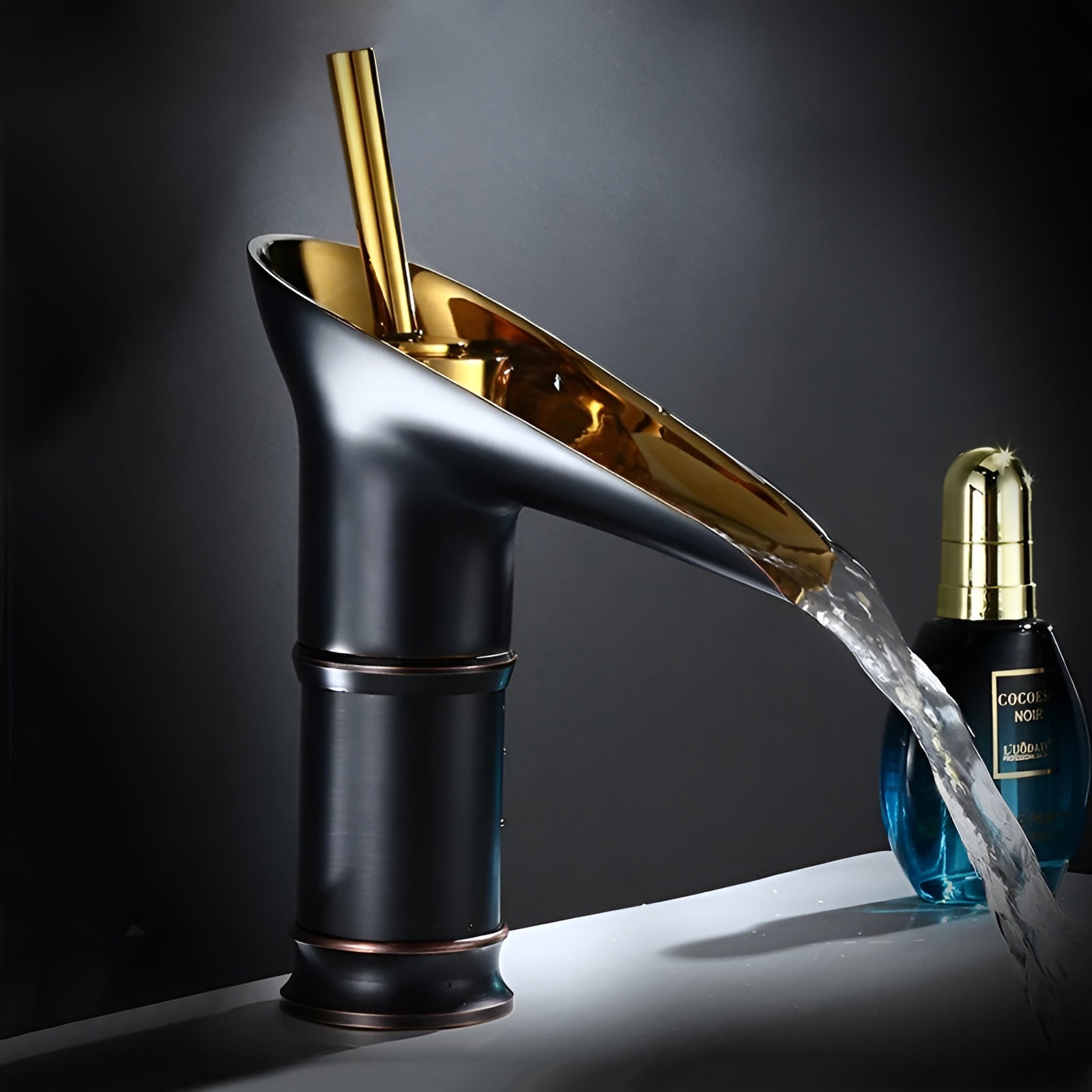 Wasserfall-Waschtischarmatur in Schwarz-Gold – Hochwertig und Elegant | Warm- und Kaltwasser Antik-Bronze Finish
