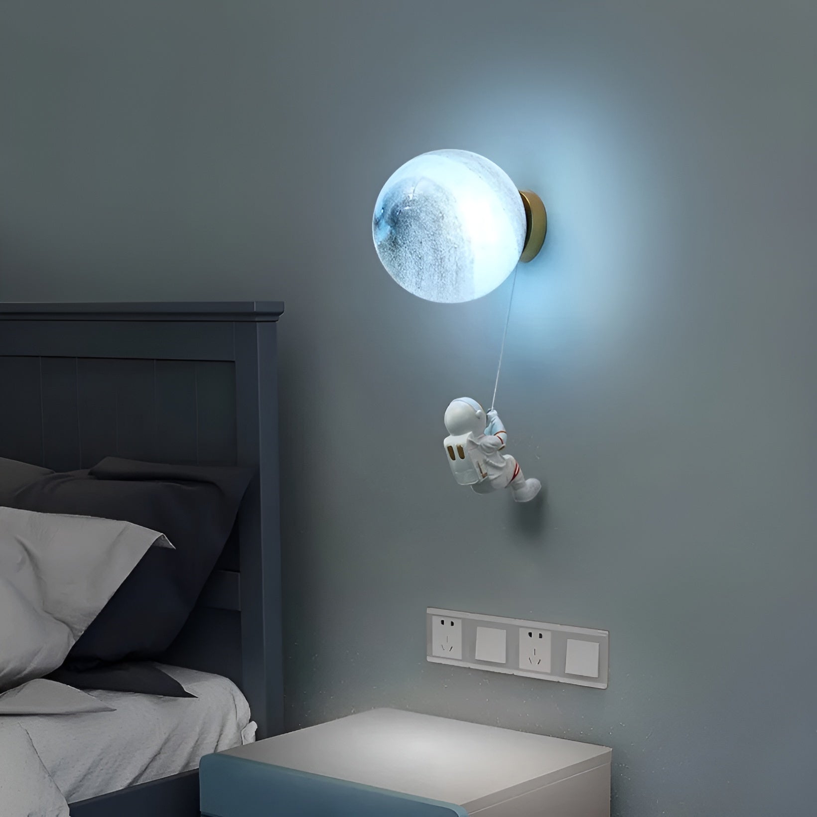 Astronaut Vegglampe – Dekorativ Lampe med Planet og Glasskule | Perfekt for Barnerom og Nattbord