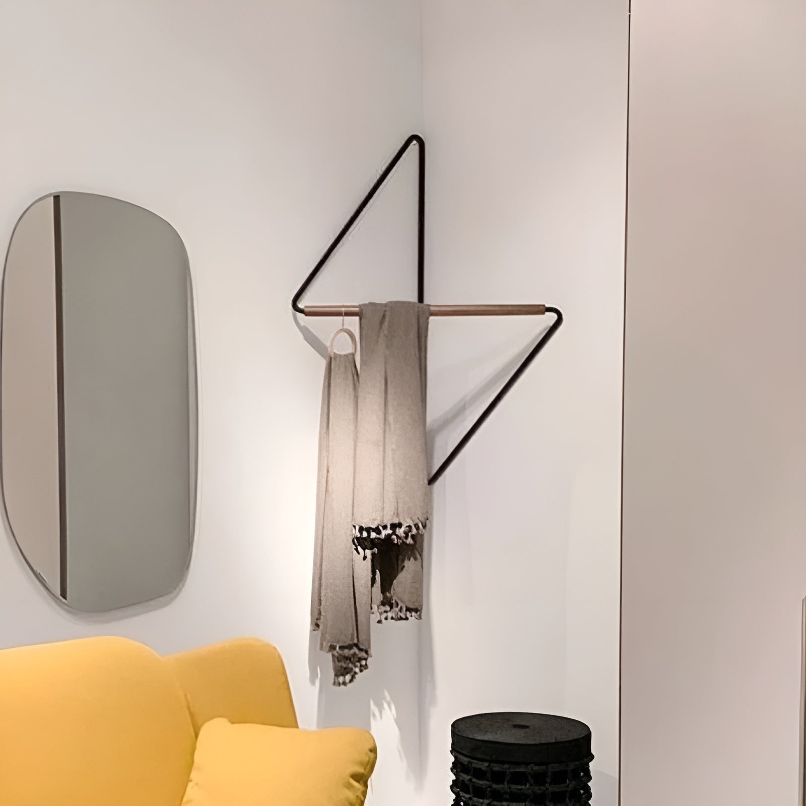 Firkantet Veggkrok I Tre Og Metall – Minimalistisk Klesstativ I Designerstil