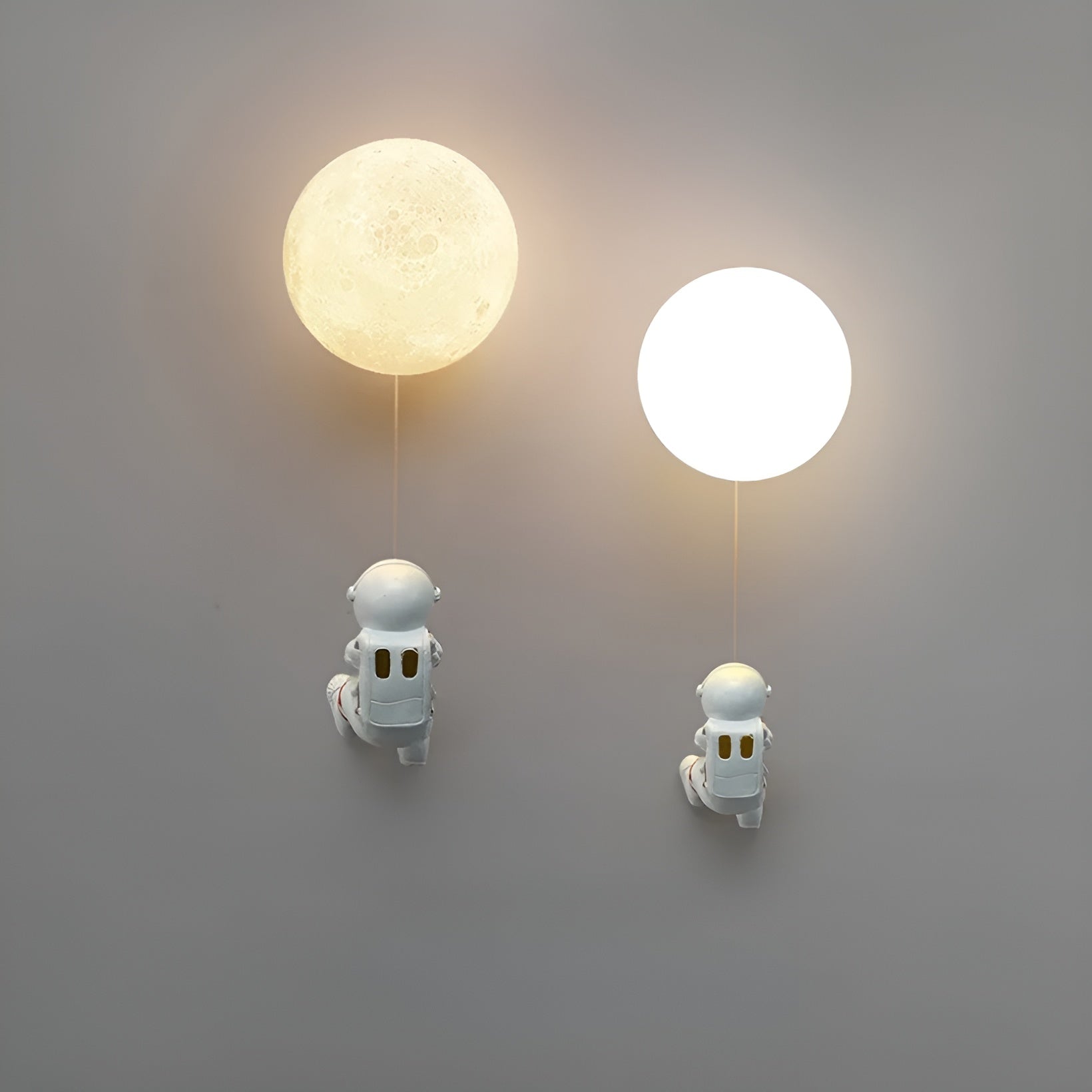 Astronaut Vegglampe – Dekorativ Lampe med Planet og Glasskule | Perfekt for Barnerom og Nattbord