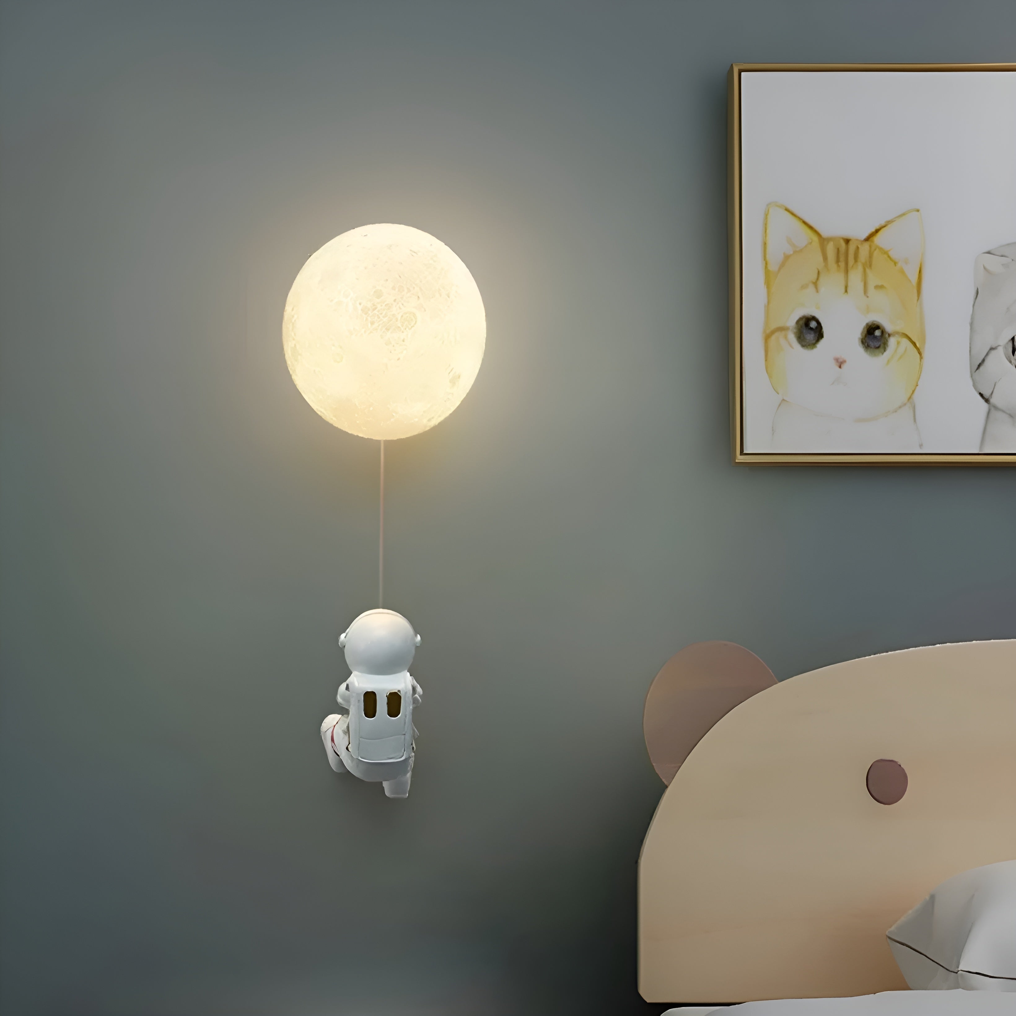 Astronaut Vegglampe – Dekorativ Lampe med Planet og Glasskule | Perfekt for Barnerom og Nattbord