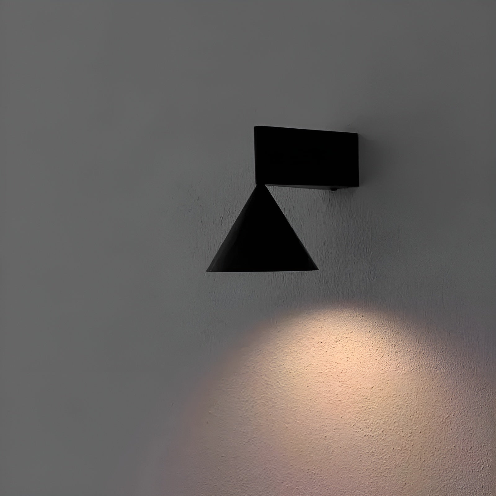 Vegglampe til Soverom – Moderne Kegeldesign | Elegant Belysning for Nattbord og Gang