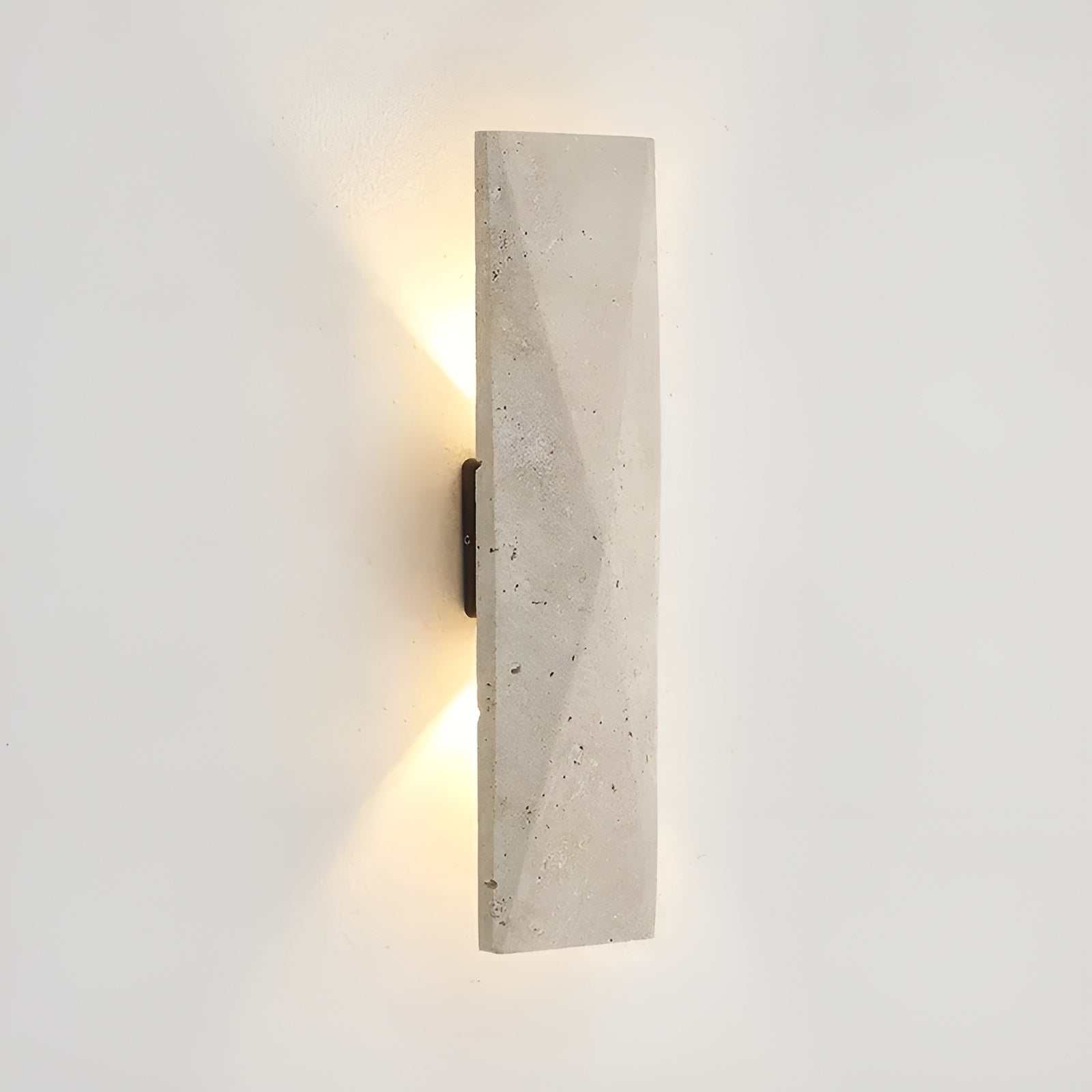 Vegglampe i Travertin – Elegant Naturstein | Perfekt for Stue og Gang