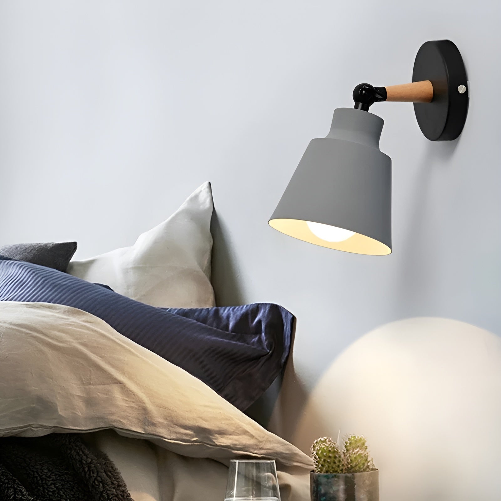 Vegglampe i Massivt Tre – Minimalistisk og Dekorativ | Perfekt for Soverom og Gang