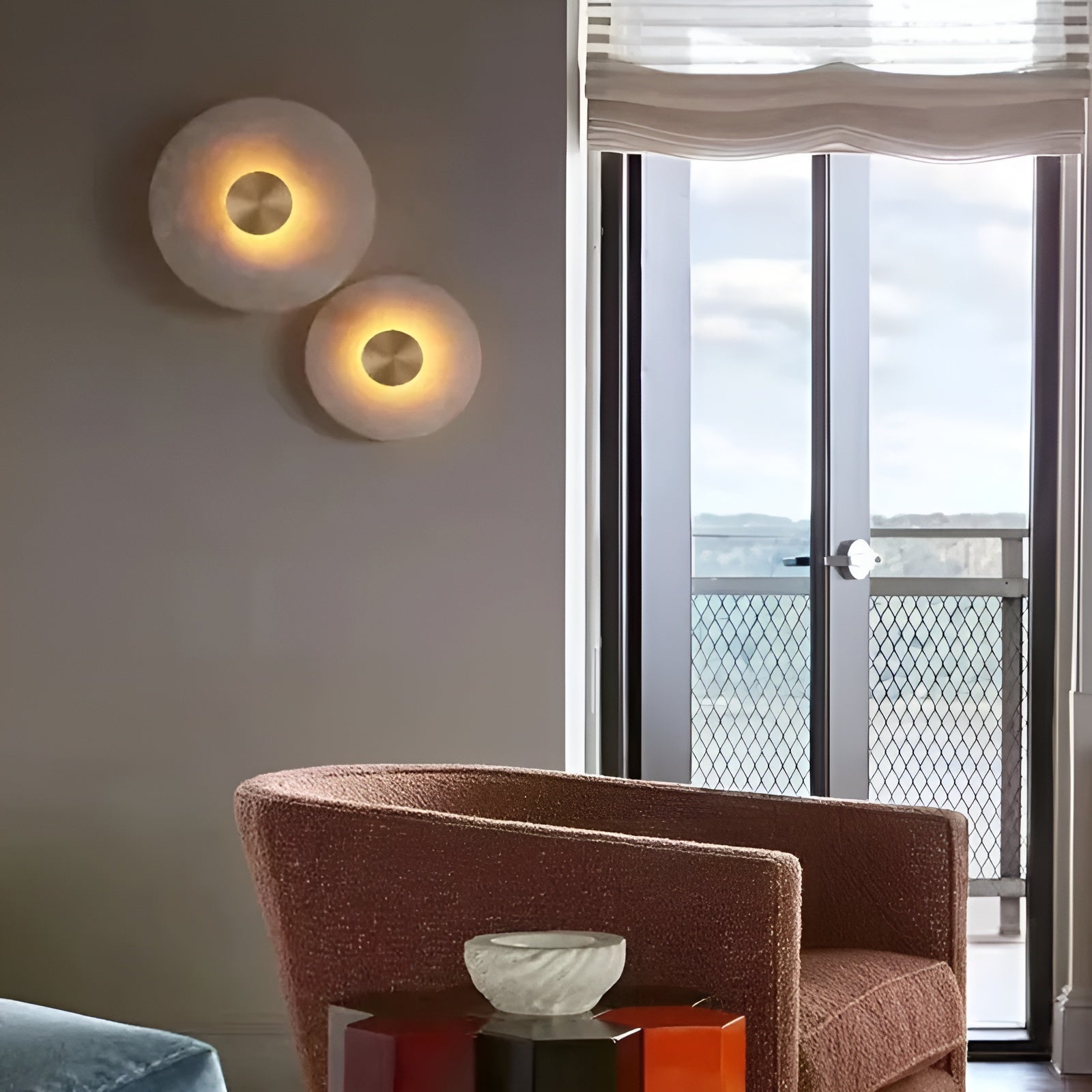 Vegglampe i Naturmarmor – Elegant med Messingdetaljer | Perfekt for Stue og Soverom