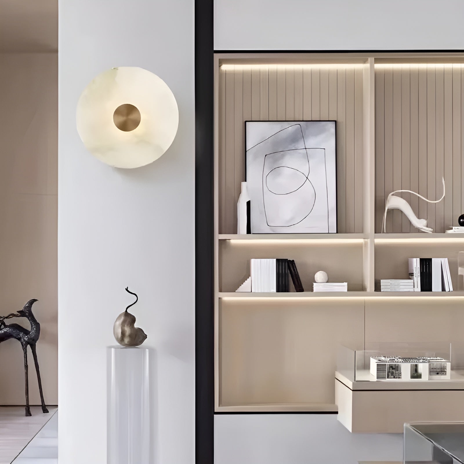 Vegglampe i Naturmarmor – Elegant med Messingdetaljer | Perfekt for Stue og Soverom