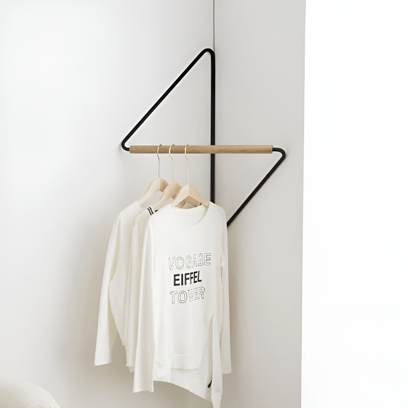Firkantet Veggkrok I Tre Og Metall – Minimalistisk Klesstativ I Designerstil