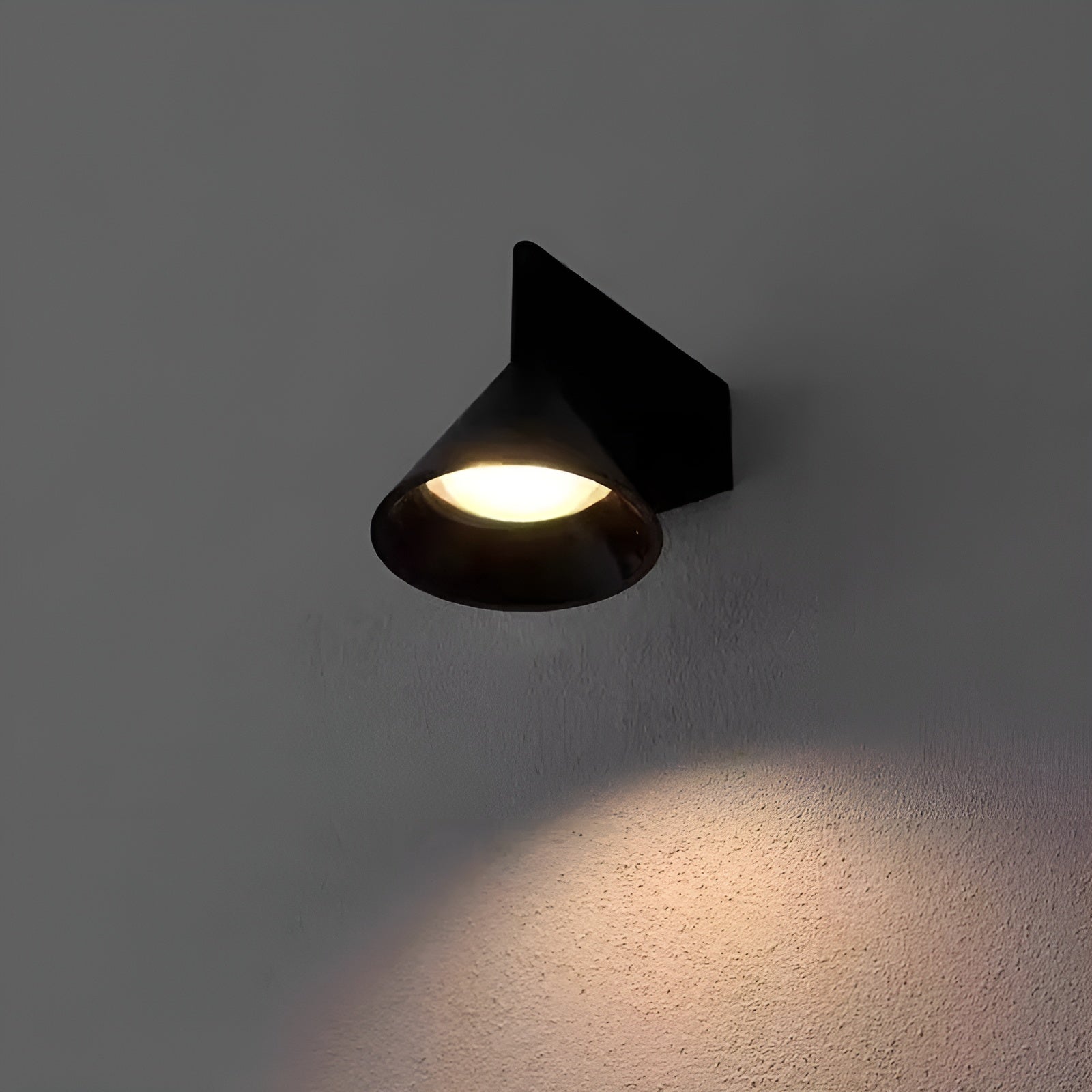 Vegglampe til Soverom – Moderne Kegeldesign | Elegant Belysning for Nattbord og Gang