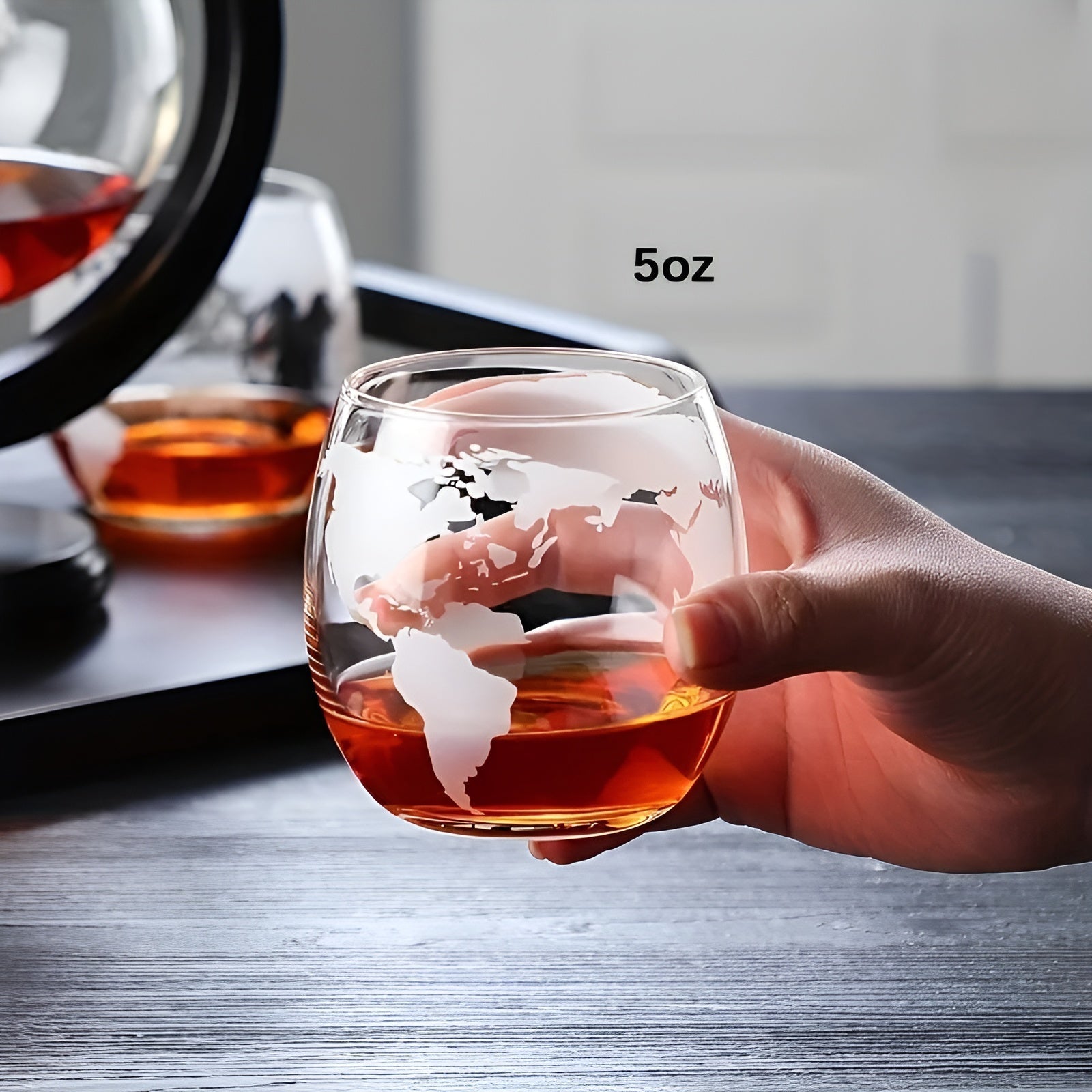 Whiskydekanter i Globusform – Elegant og Blyfritt Set | Med Tresokkel og 2 Whiskyglass