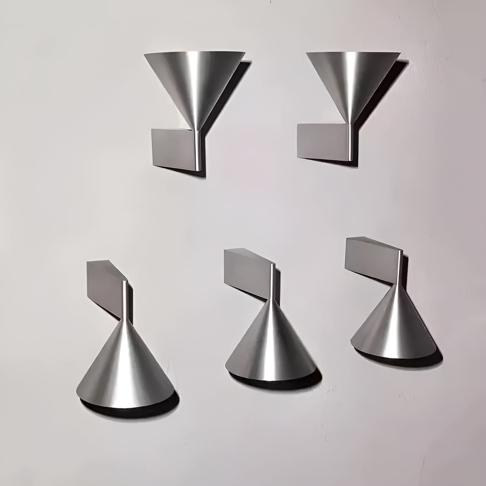 Vegglampe til Soverom – Moderne Kegeldesign | Elegant Belysning for Nattbord og Gang