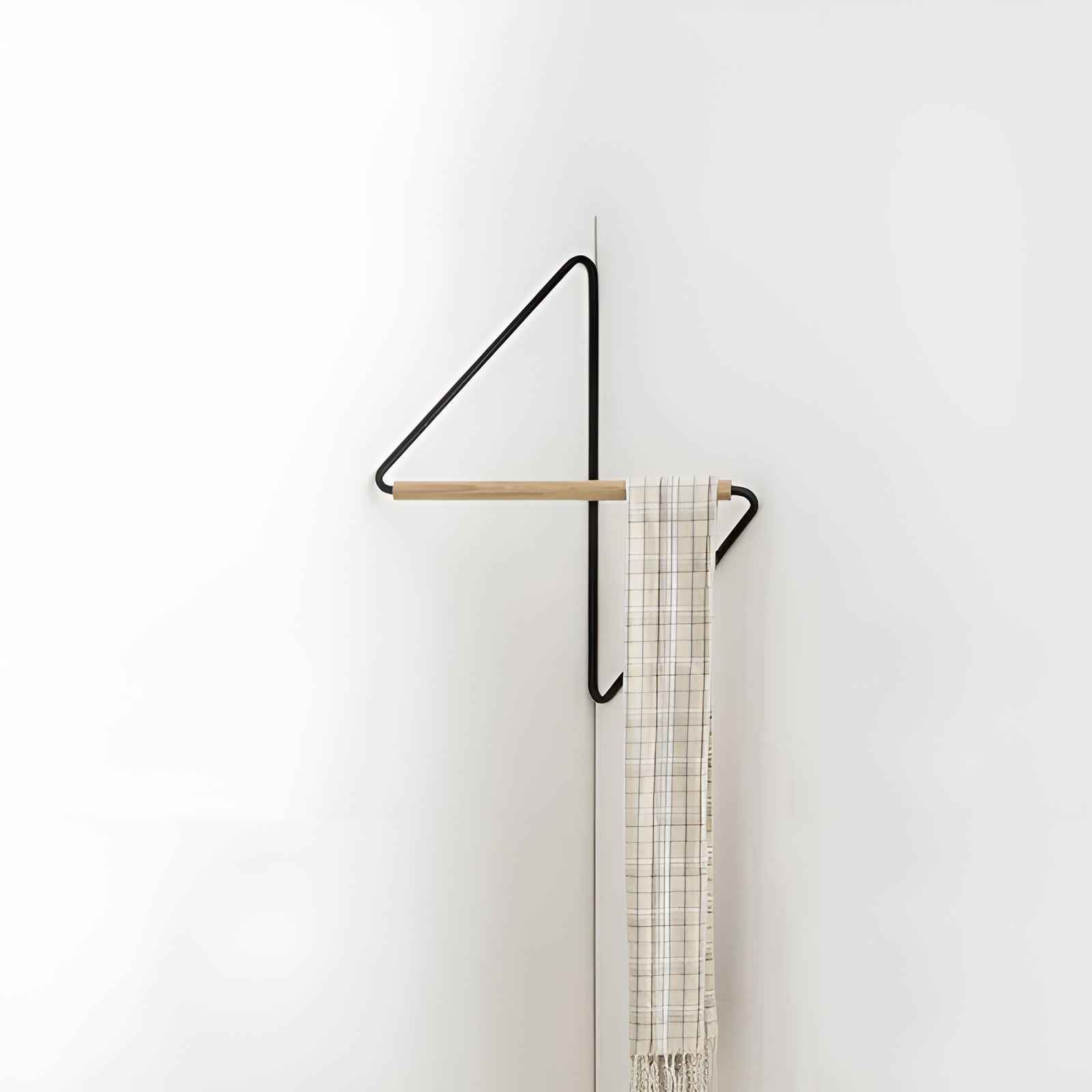 Firkantet Veggkrok I Tre Og Metall – Minimalistisk Klesstativ I Designerstil