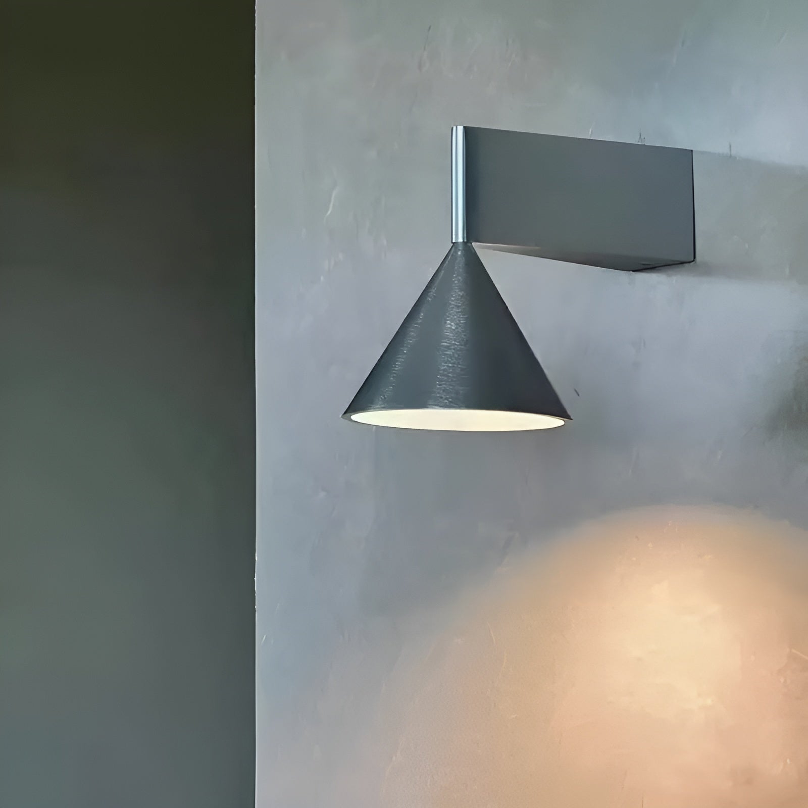 Vegglampe til Soverom – Moderne Kegeldesign | Elegant Belysning for Nattbord og Gang