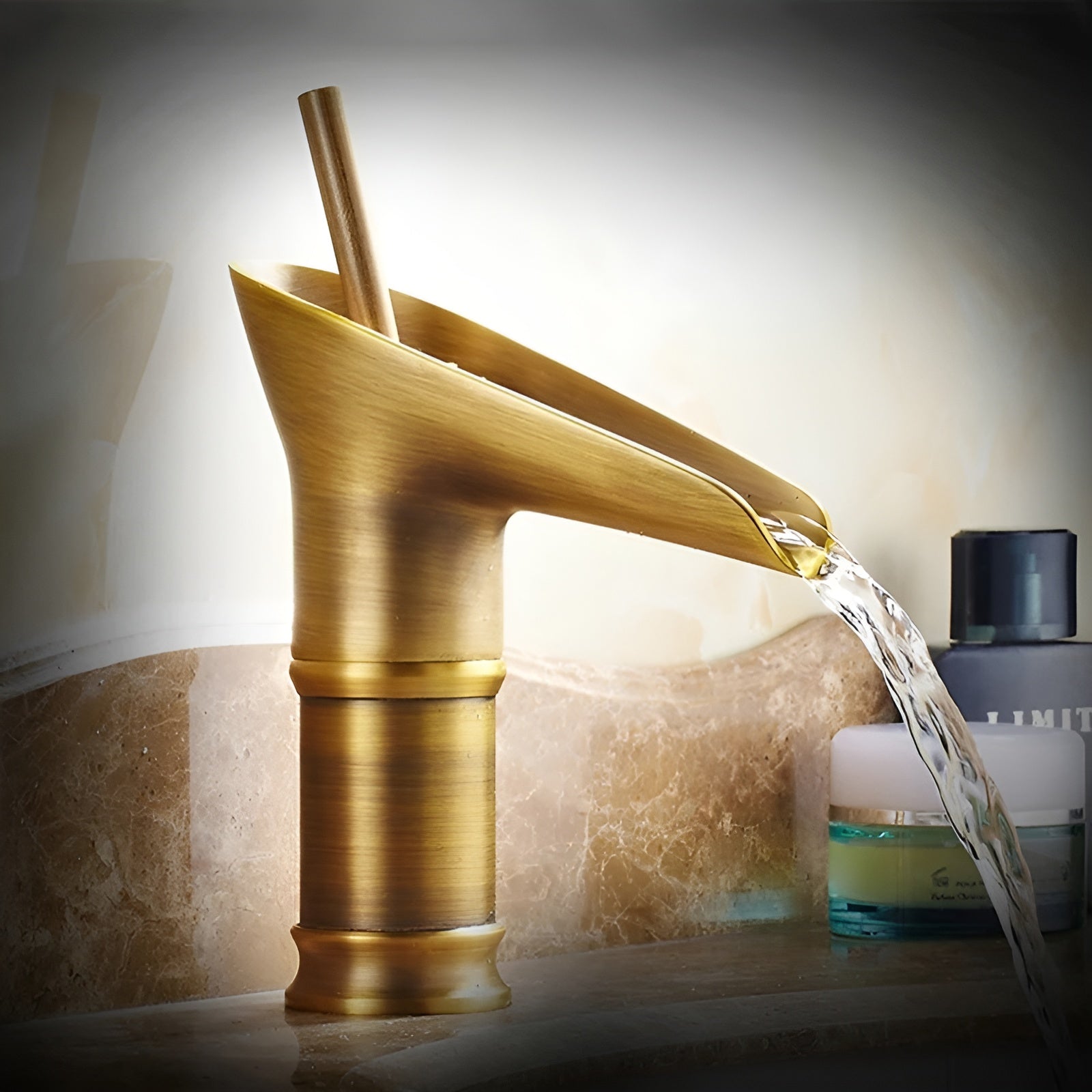 Wasserfall-Waschtischarmatur in Schwarz-Gold – Hochwertig und Elegant | Warm- und Kaltwasser Antik-Bronze Finish