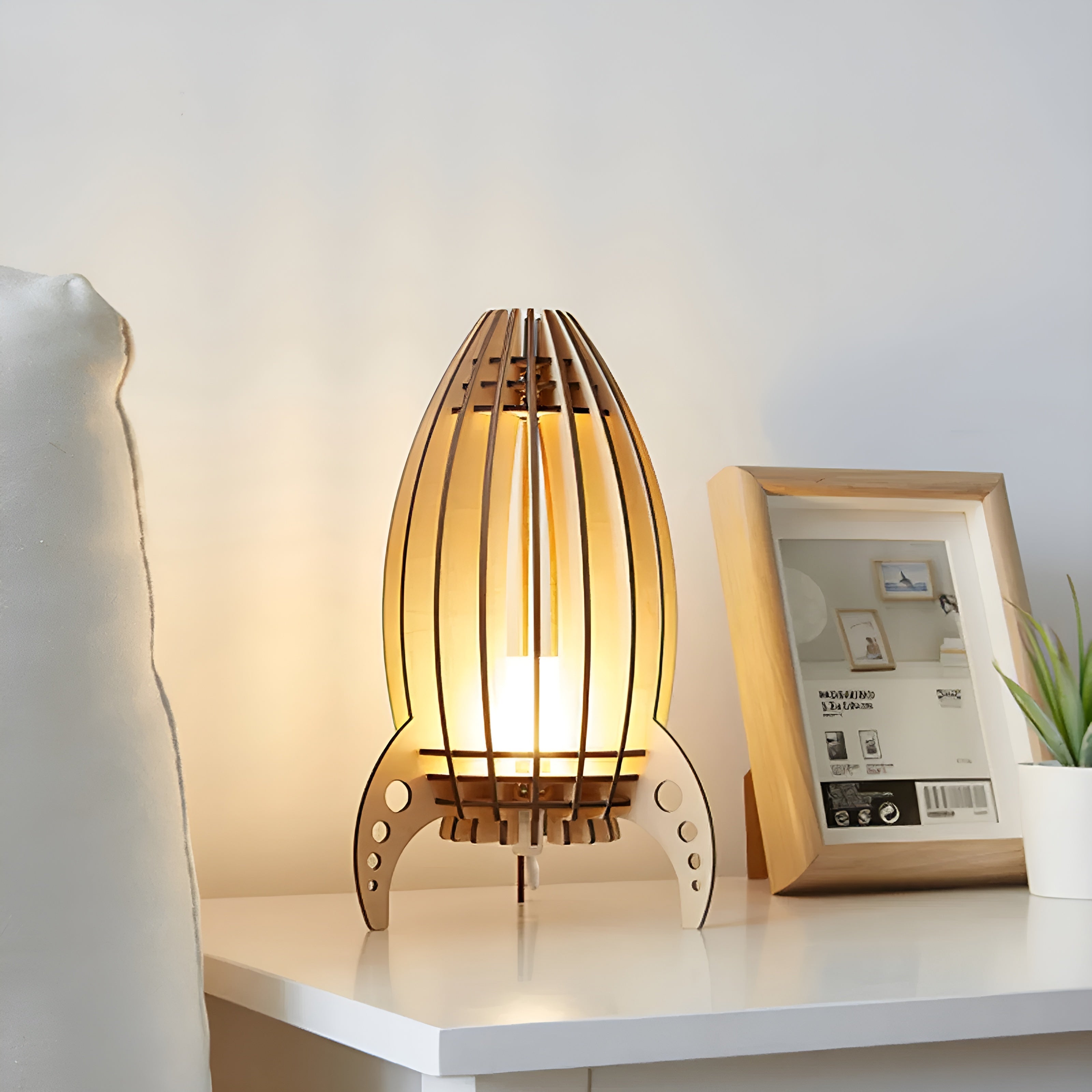 Nattbordslampe i Tre – Naturlig og Dekorativ | Perfekt for Koselige Soverom